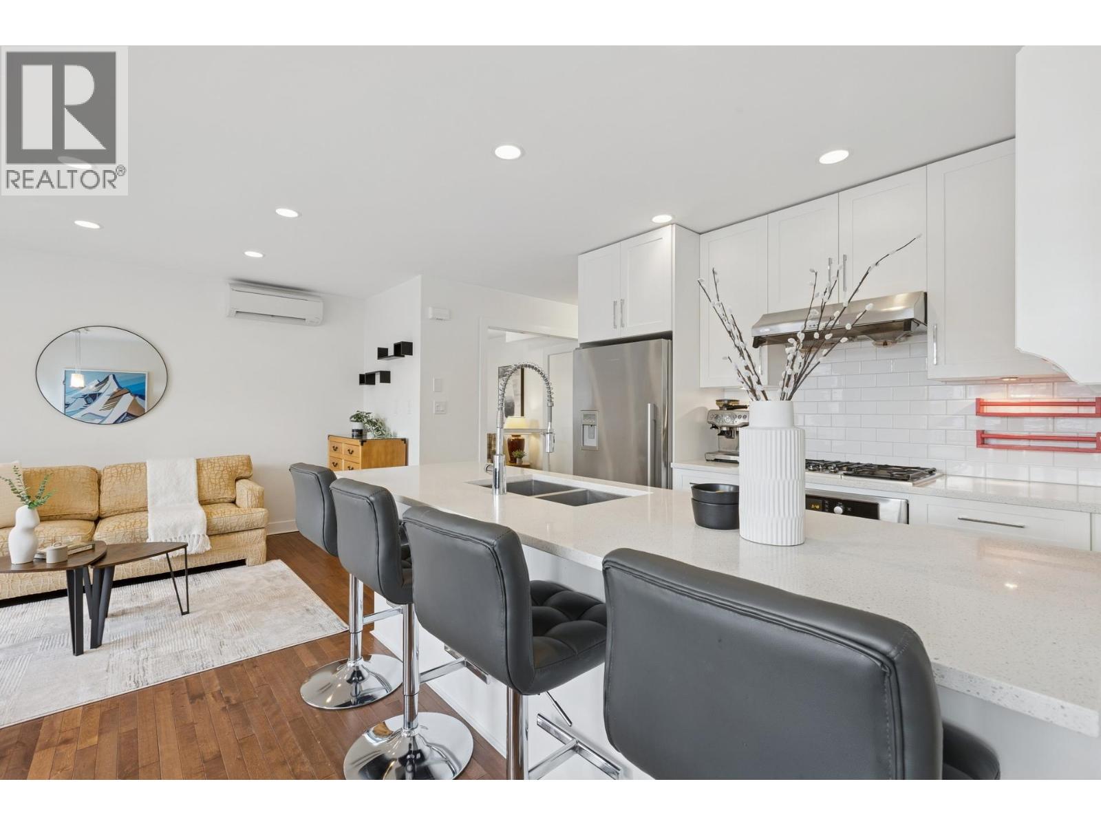 205 E 18th Street, North Vancouver, British Columbia V7L 2X7 - Photo 3 - R3103696