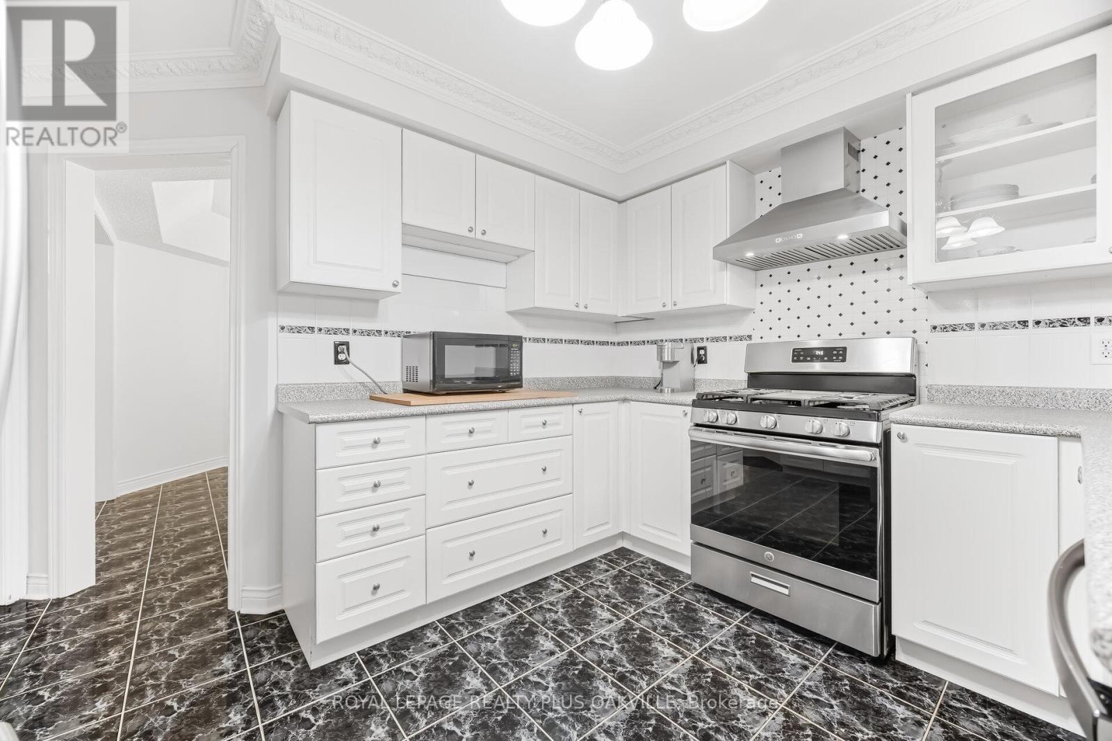 3395 Trelawny Circle, Mississauga, Ontario  L5N 6N6 - Photo 11 - W12921514