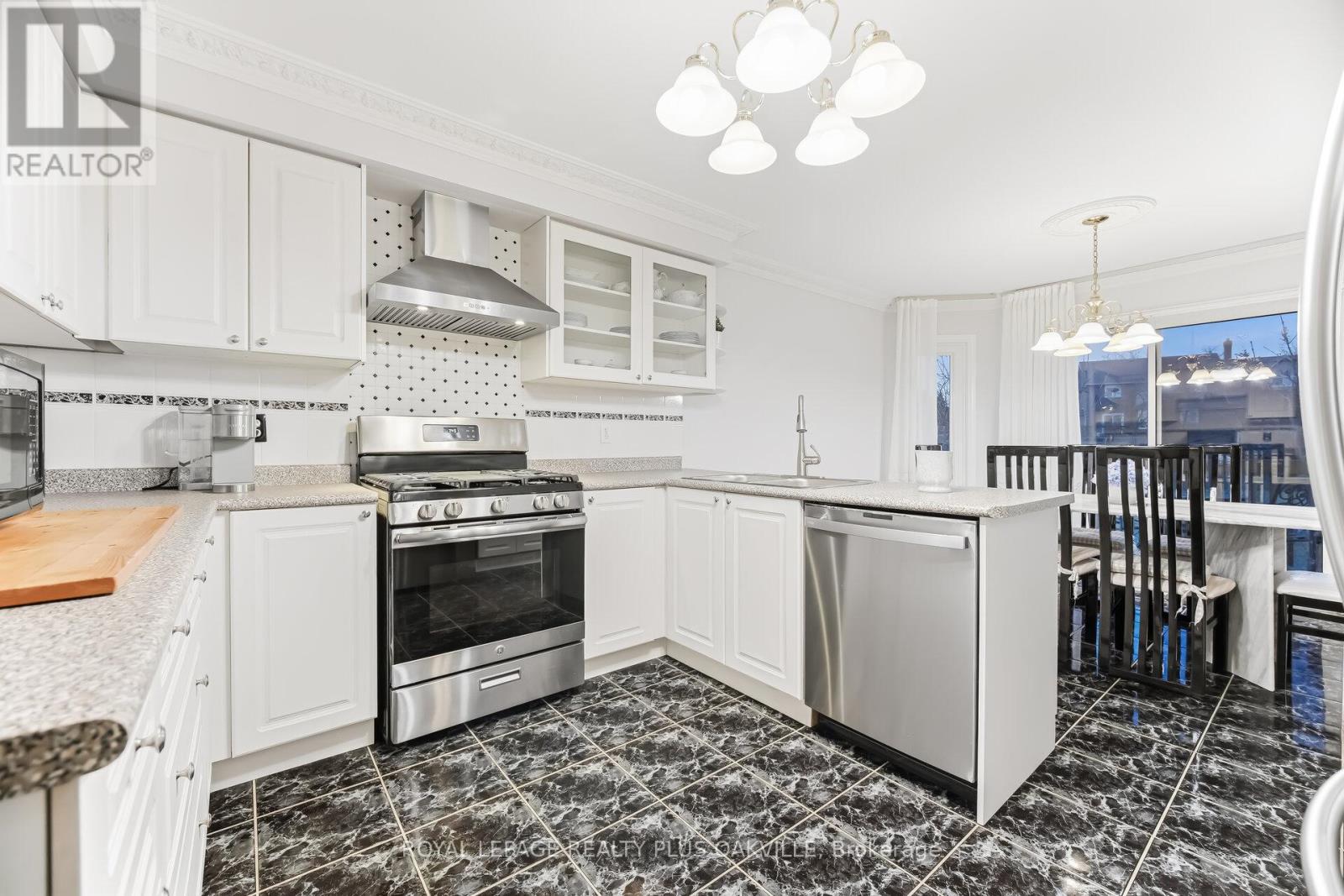 3395 Trelawny Circle, Mississauga, Ontario  L5N 6N6 - Photo 12 - W12921514