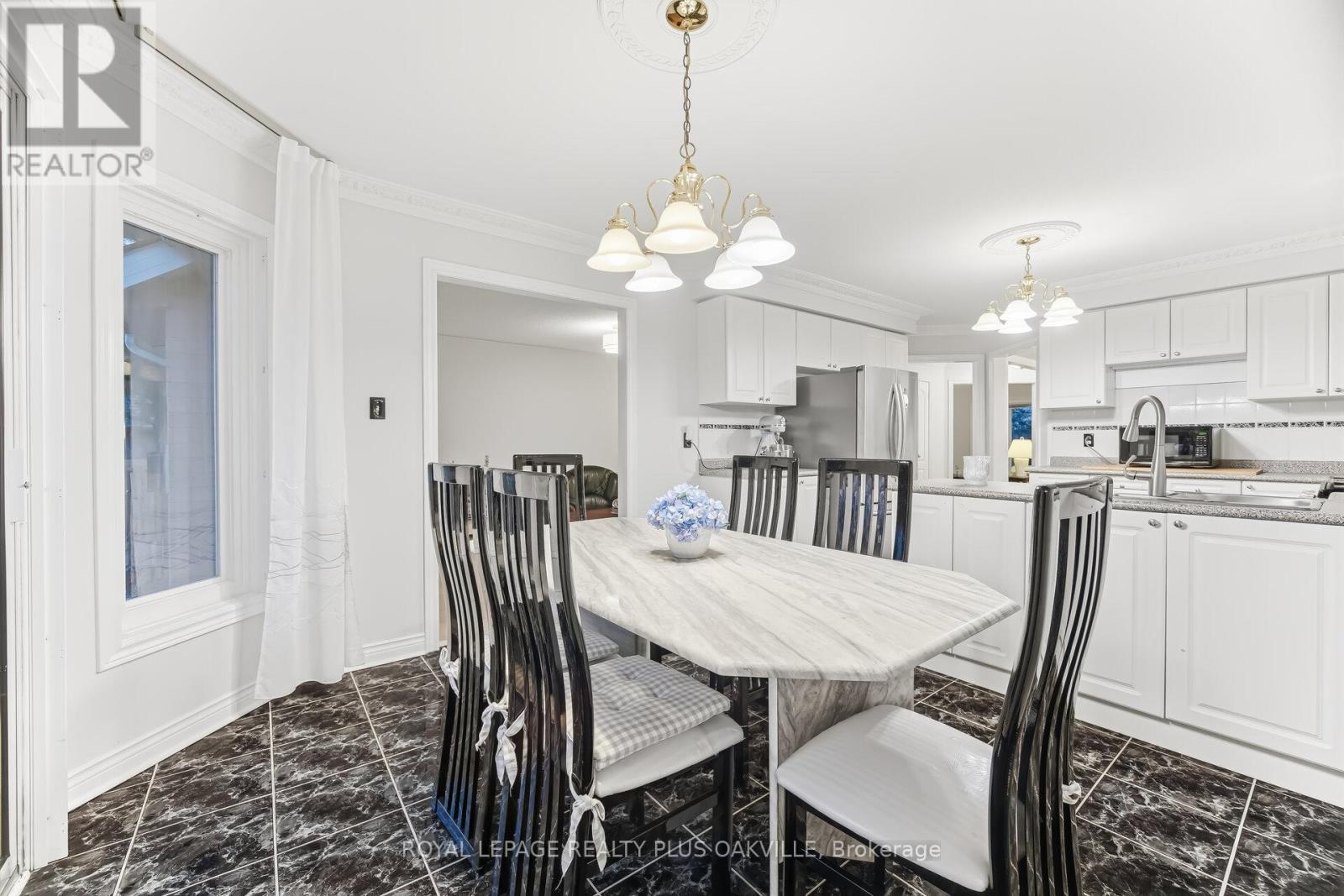 3395 Trelawny Circle, Mississauga, Ontario  L5N 6N6 - Photo 15 - W12921514