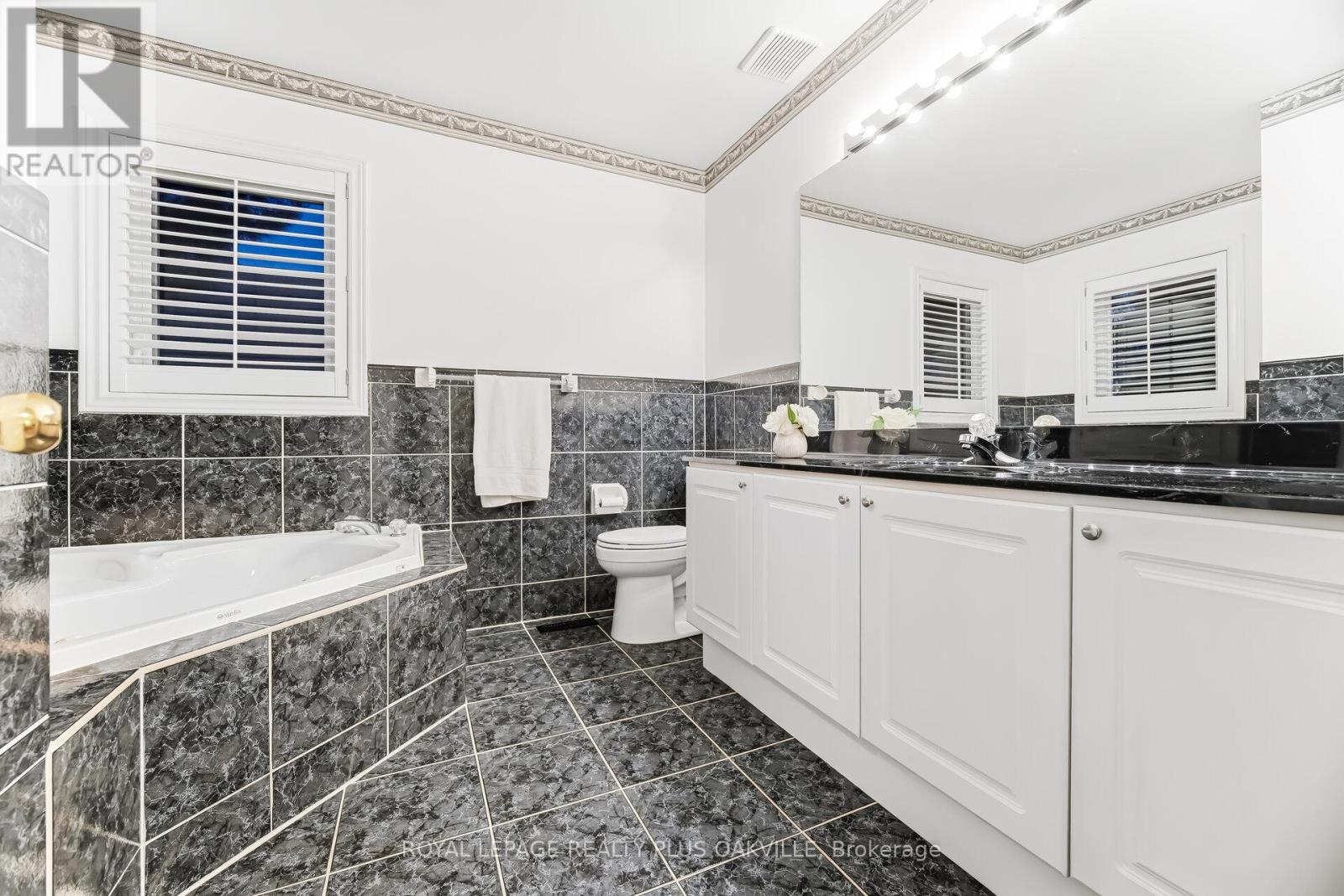 3395 Trelawny Circle, Mississauga, Ontario  L5N 6N6 - Photo 26 - W12921514