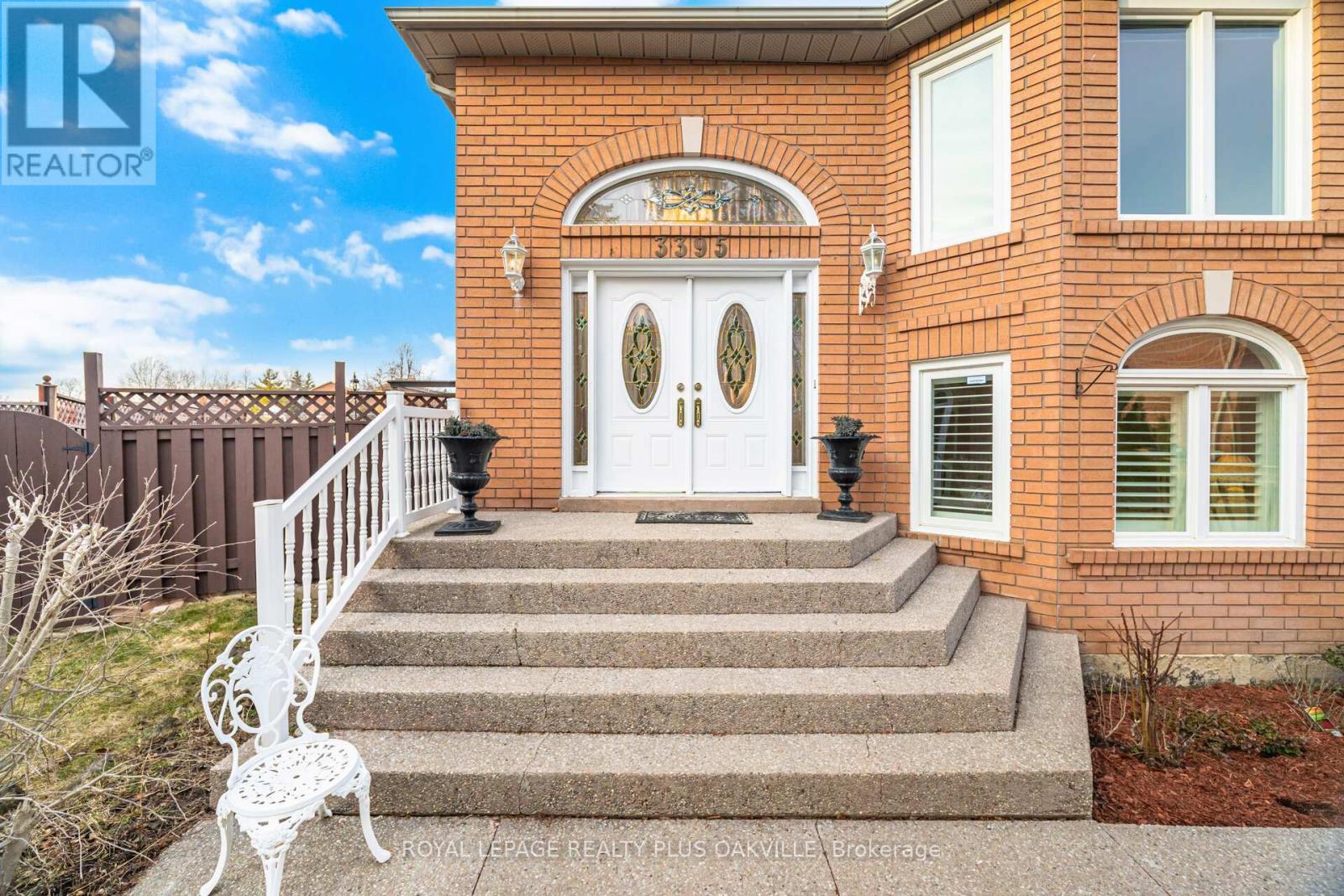 3395 Trelawny Circle, Mississauga, Ontario  L5N 6N6 - Photo 3 - W12921514