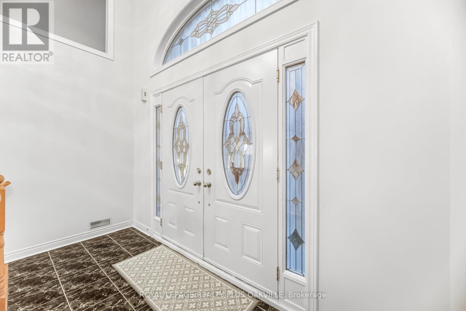 3395 Trelawny Circle, Mississauga, Ontario  L5N 6N6 - Photo 4 - W12921514