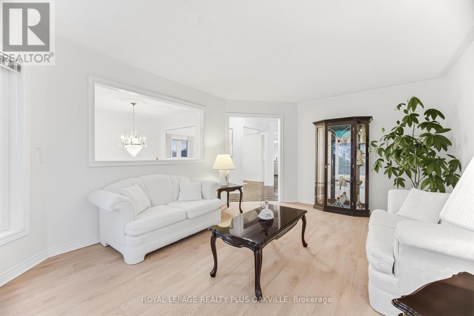 3395 Trelawny Circle, Mississauga, Ontario  L5N 6N6 - Photo 6 - W12921514