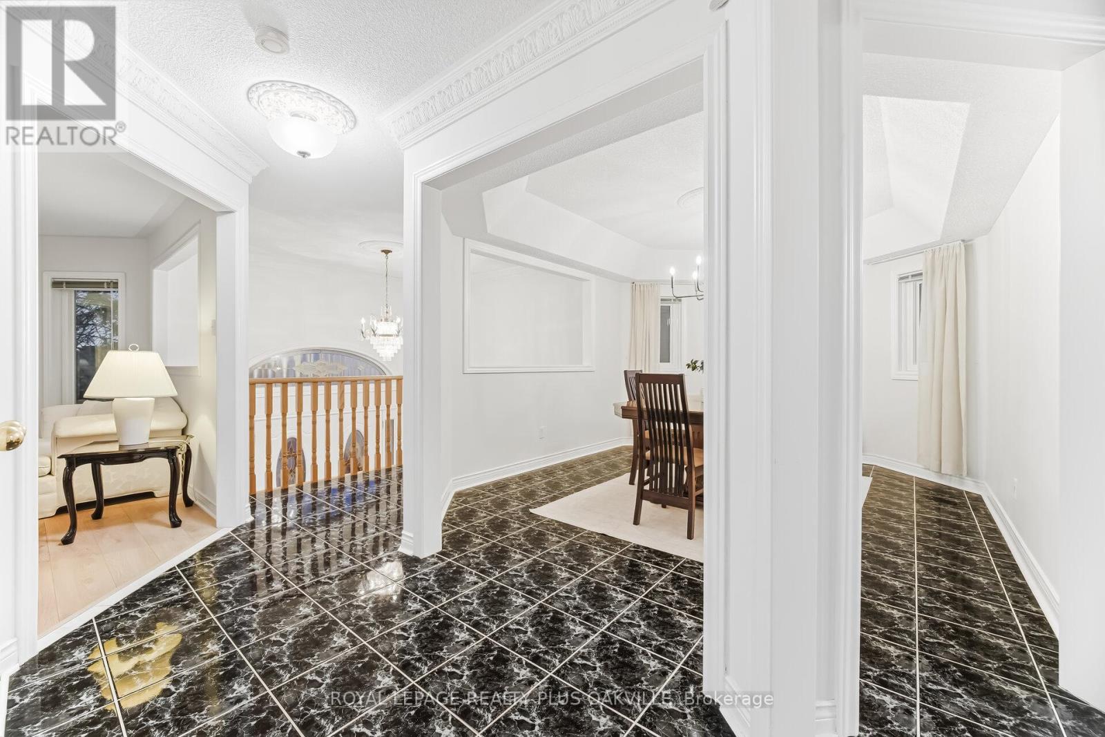 3395 Trelawny Circle, Mississauga, Ontario  L5N 6N6 - Photo 7 - W12921514