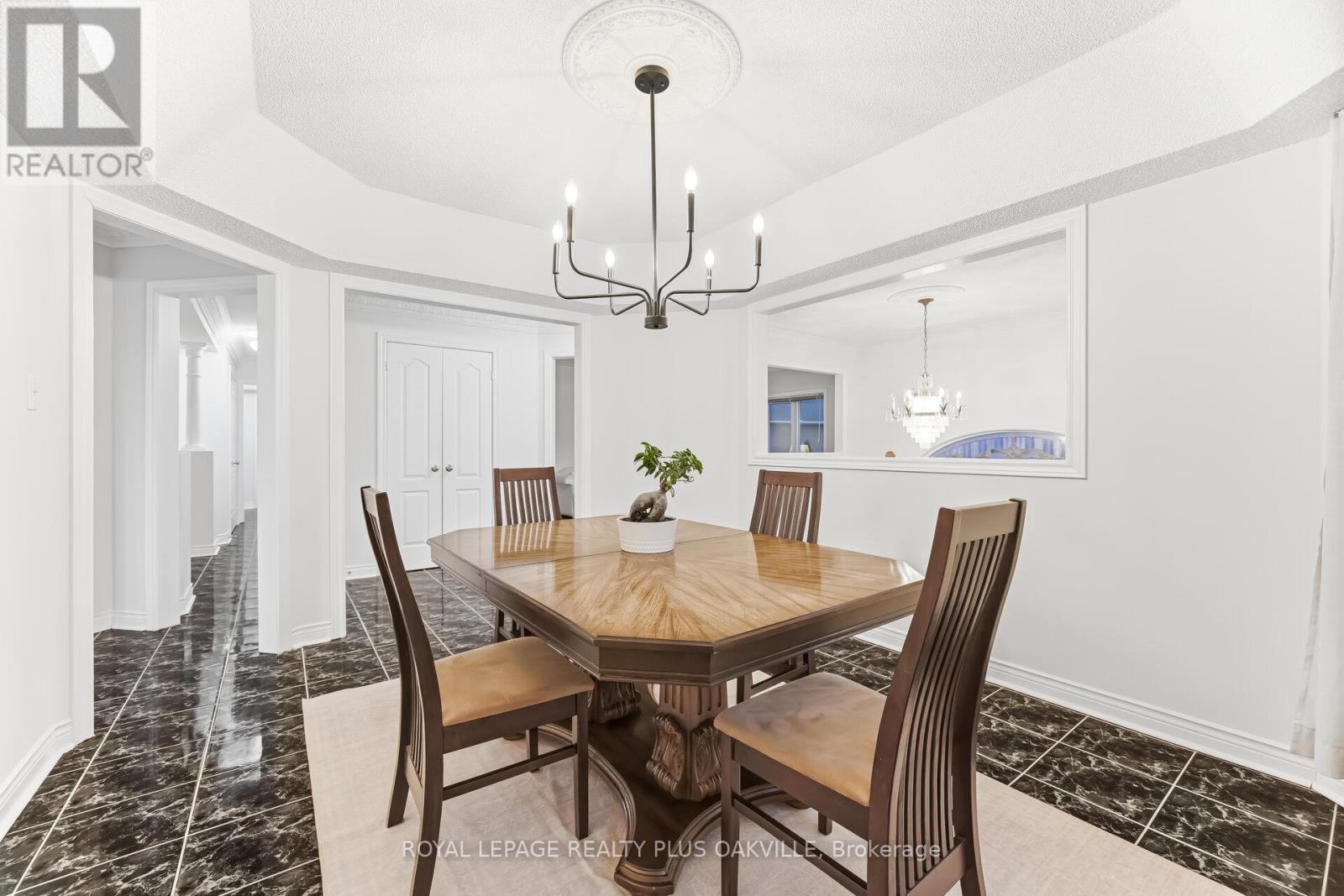 3395 Trelawny Circle, Mississauga, Ontario  L5N 6N6 - Photo 8 - W12921514