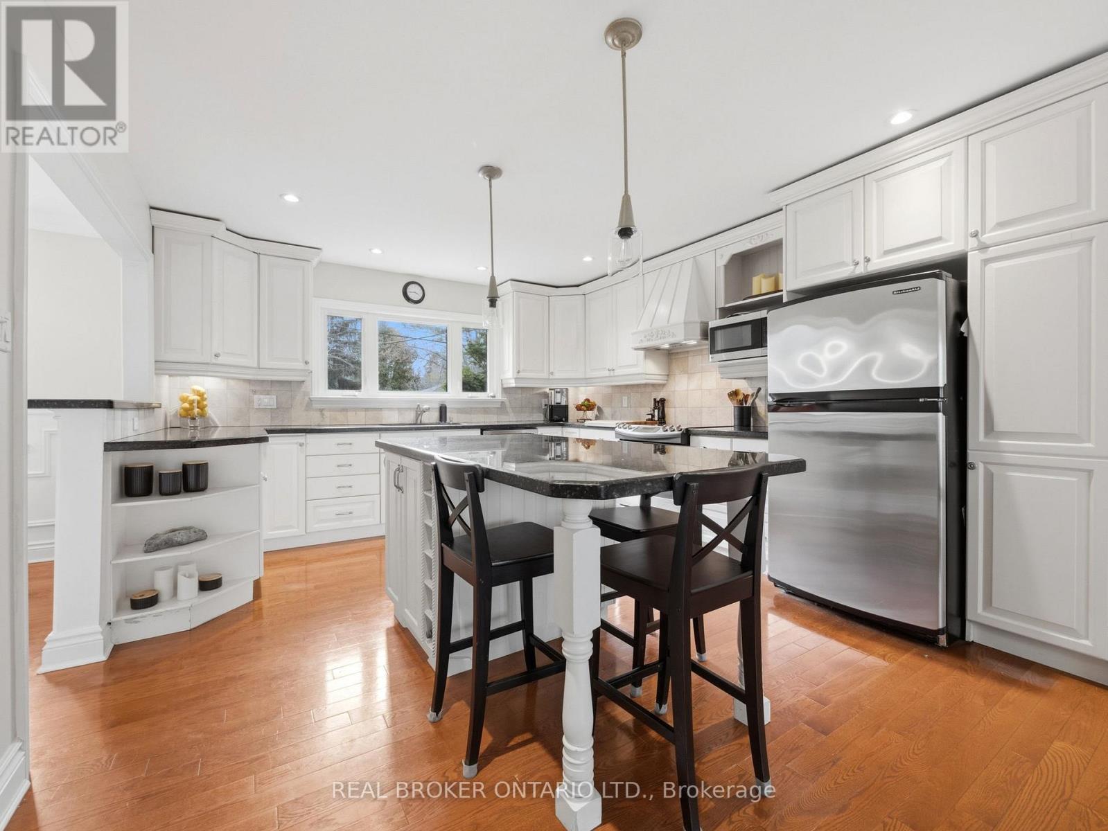 929 Parkland Avenue, Mississauga, Ontario  L5H 3G9 - Photo 10 - W12921518