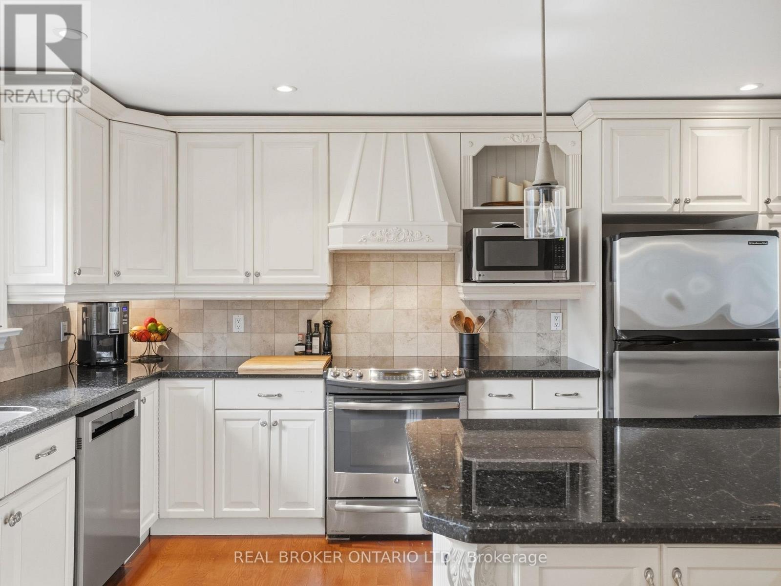 929 Parkland Avenue, Mississauga, Ontario  L5H 3G9 - Photo 9 - W12921518