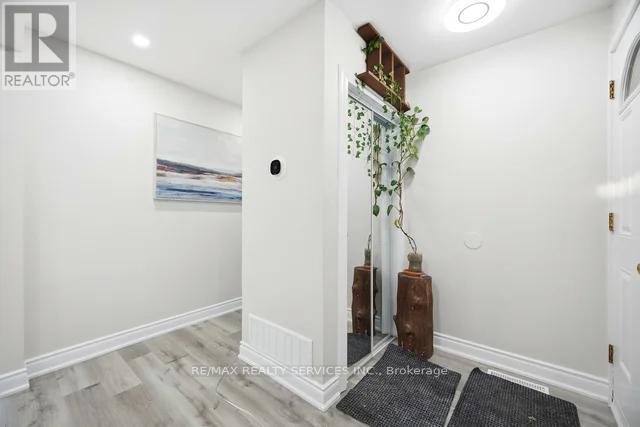 15 Langwith Court, Brampton, Ontario  L6Y 1Z9 - Photo 3 - W12921548