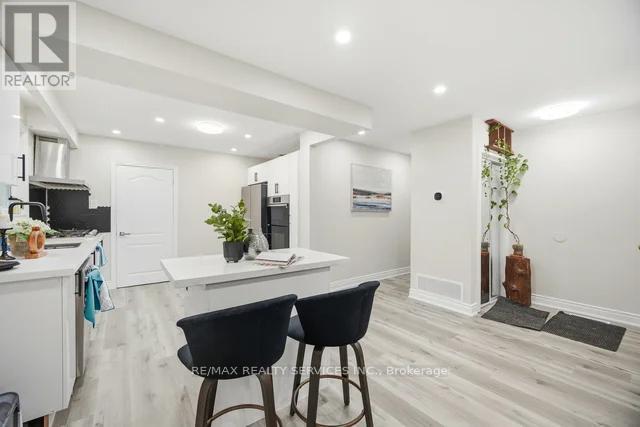 15 Langwith Court, Brampton, Ontario  L6Y 1Z9 - Photo 5 - W12921548