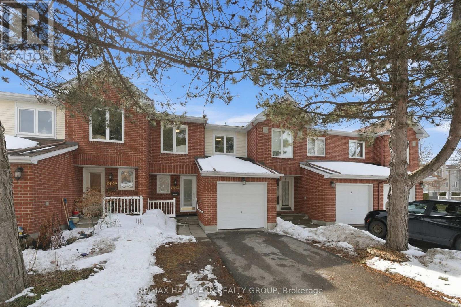 1924 Ashmont Street, Ottawa, Ontario  K1C 7B9 - Photo 2 - X12921628