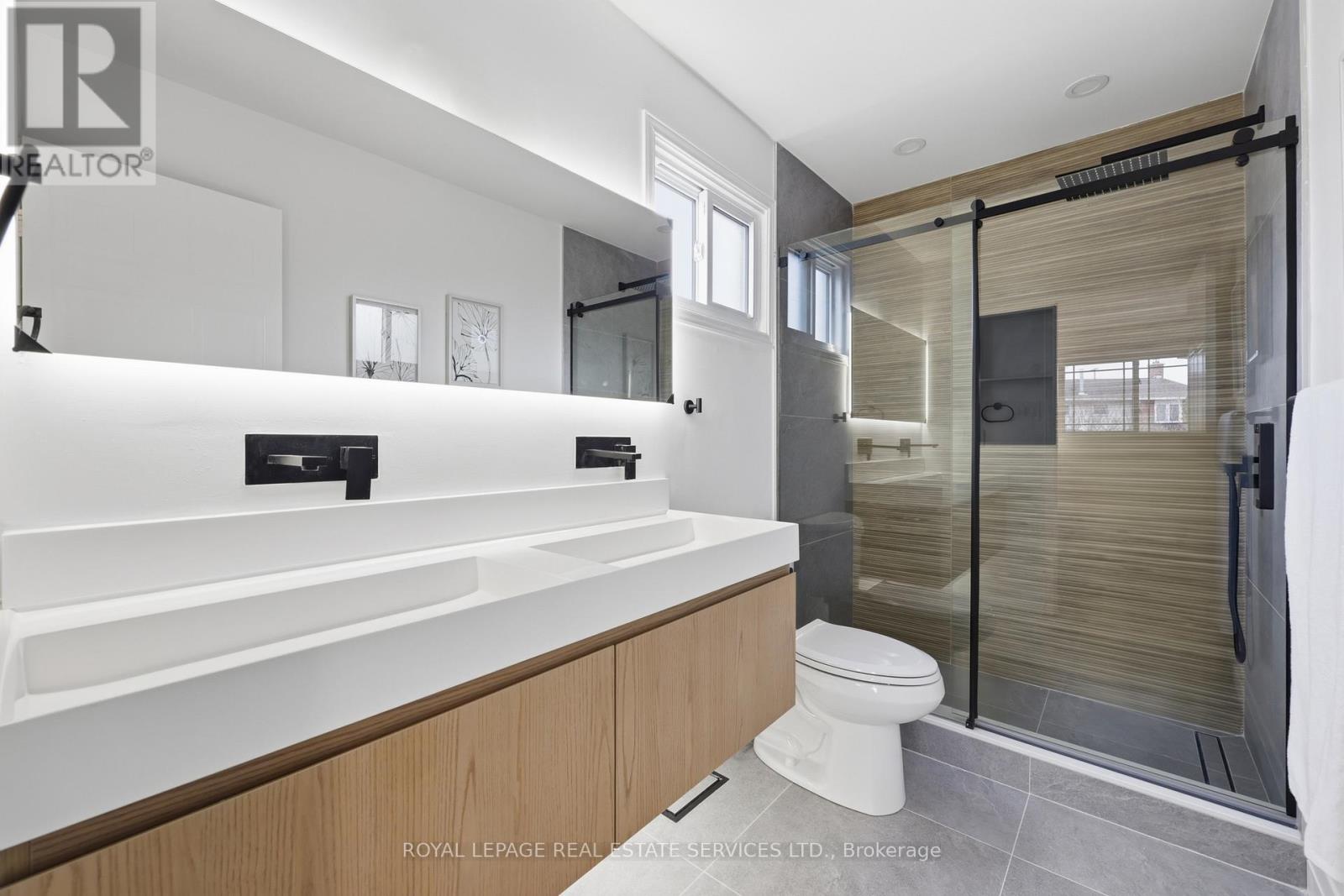 1332 Quinpool Court, Mississauga, Ontario  L5C 4J3 - Photo 23 - W12920398