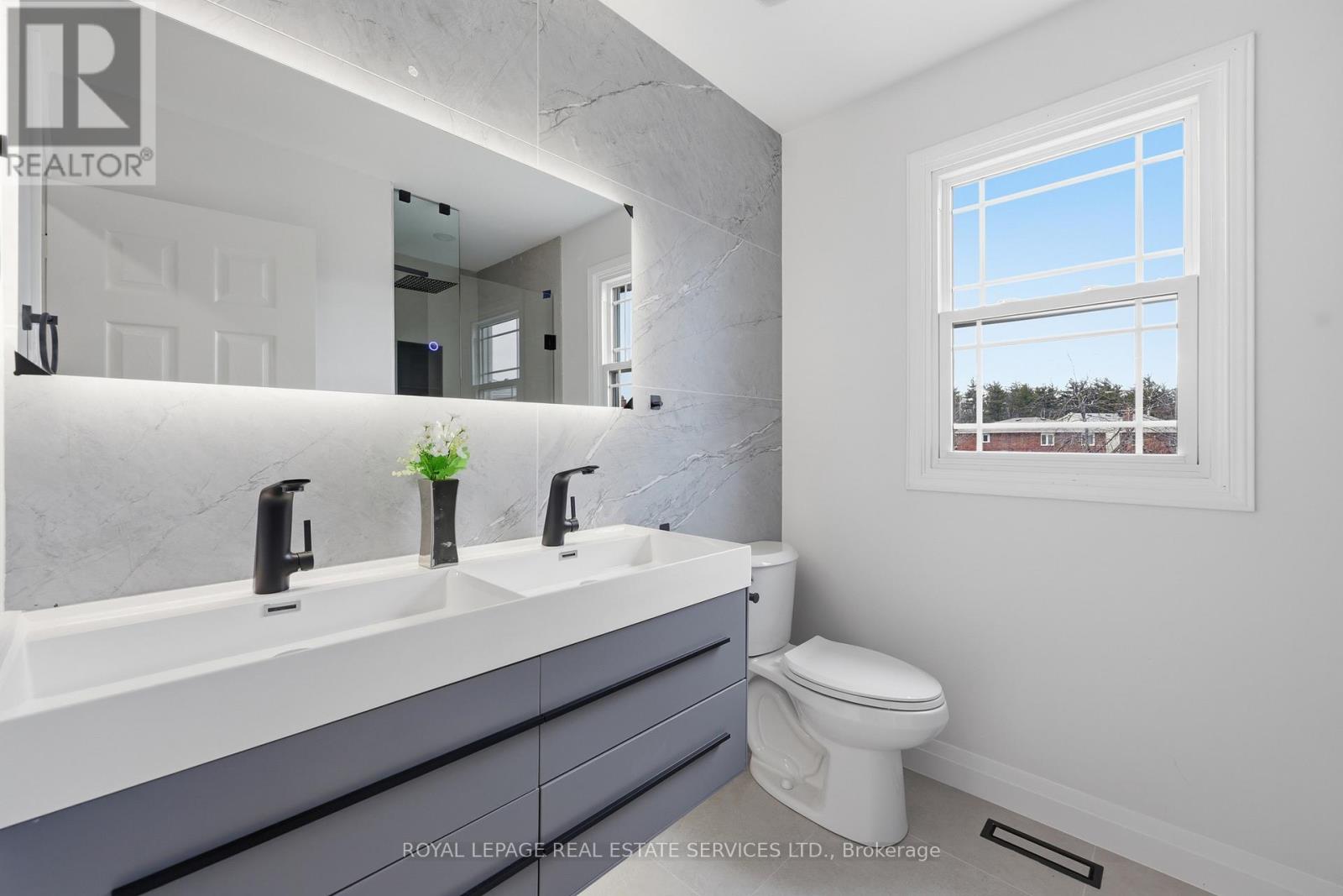 1332 Quinpool Court, Mississauga, Ontario  L5C 4J3 - Photo 29 - W12920398