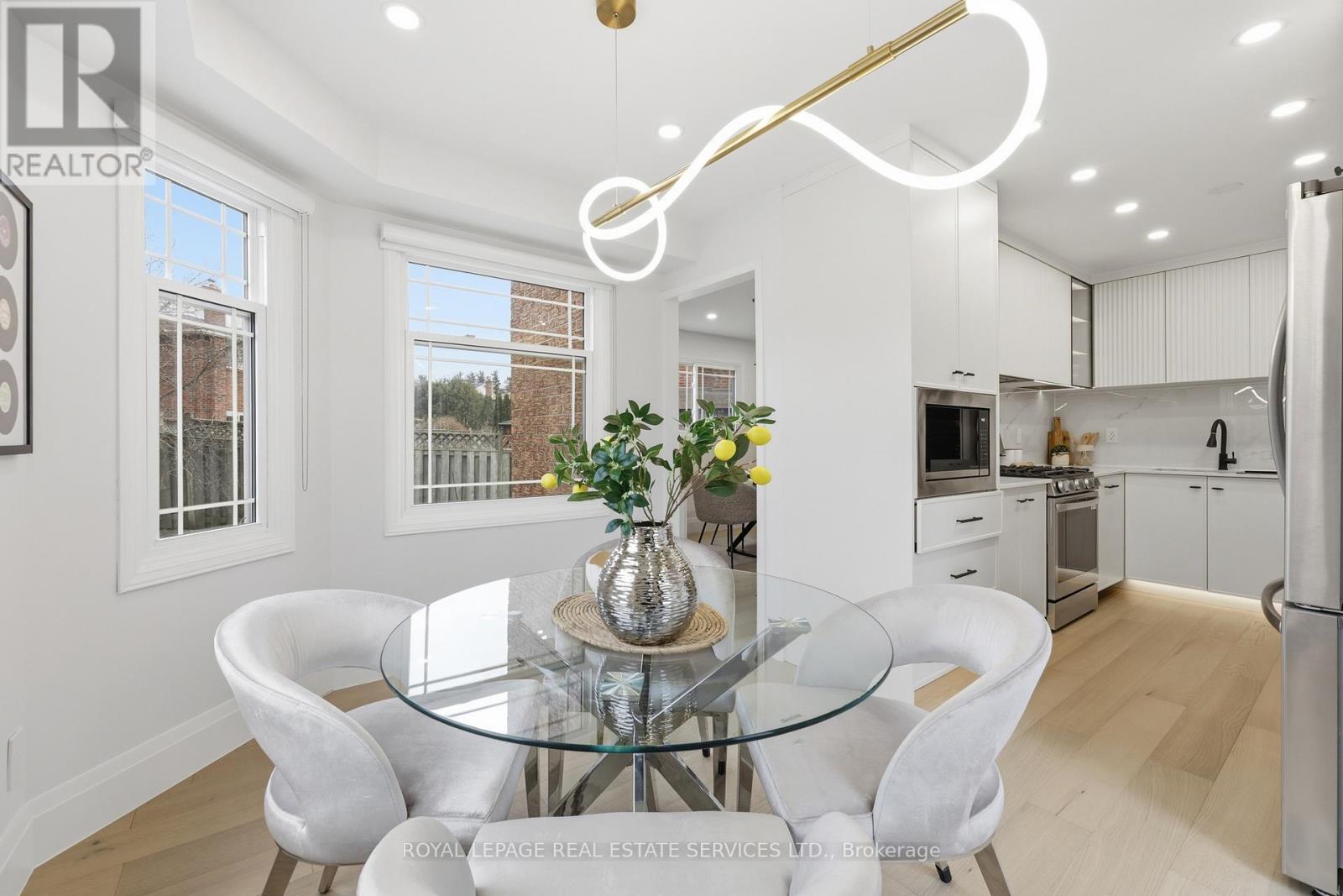 1332 Quinpool Court, Mississauga, Ontario  L5C 4J3 - Photo 4 - W12920398