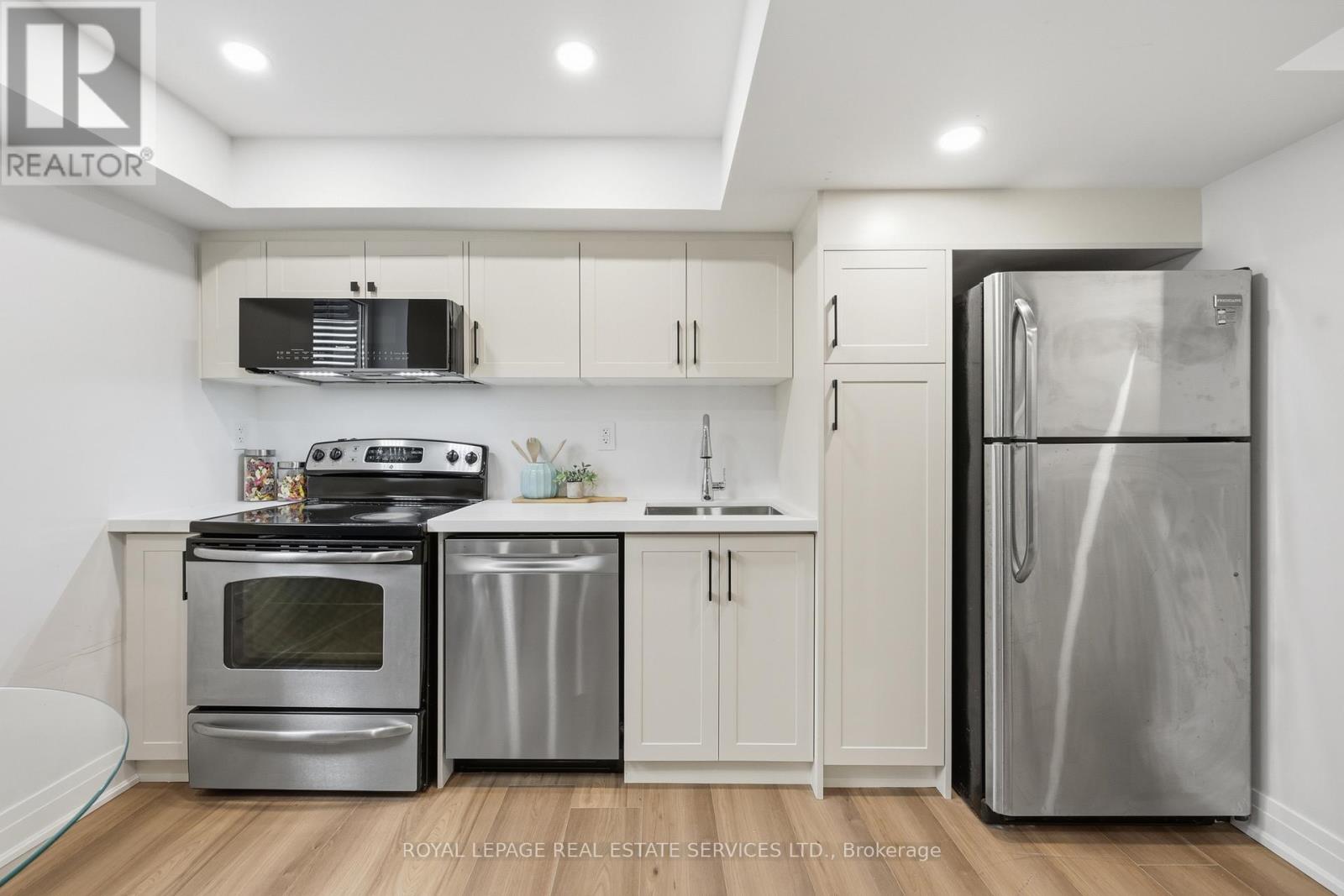 1332 Quinpool Court, Mississauga, Ontario  L5C 4J3 - Photo 40 - W12920398