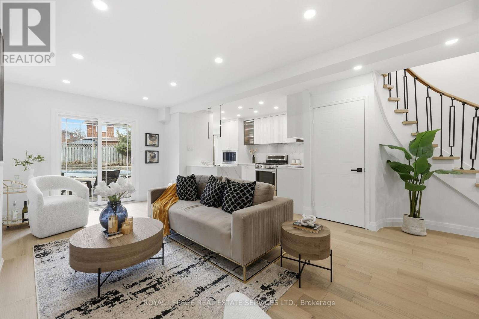 1332 Quinpool Court, Mississauga, Ontario  L5C 4J3 - Photo 6 - W12920398