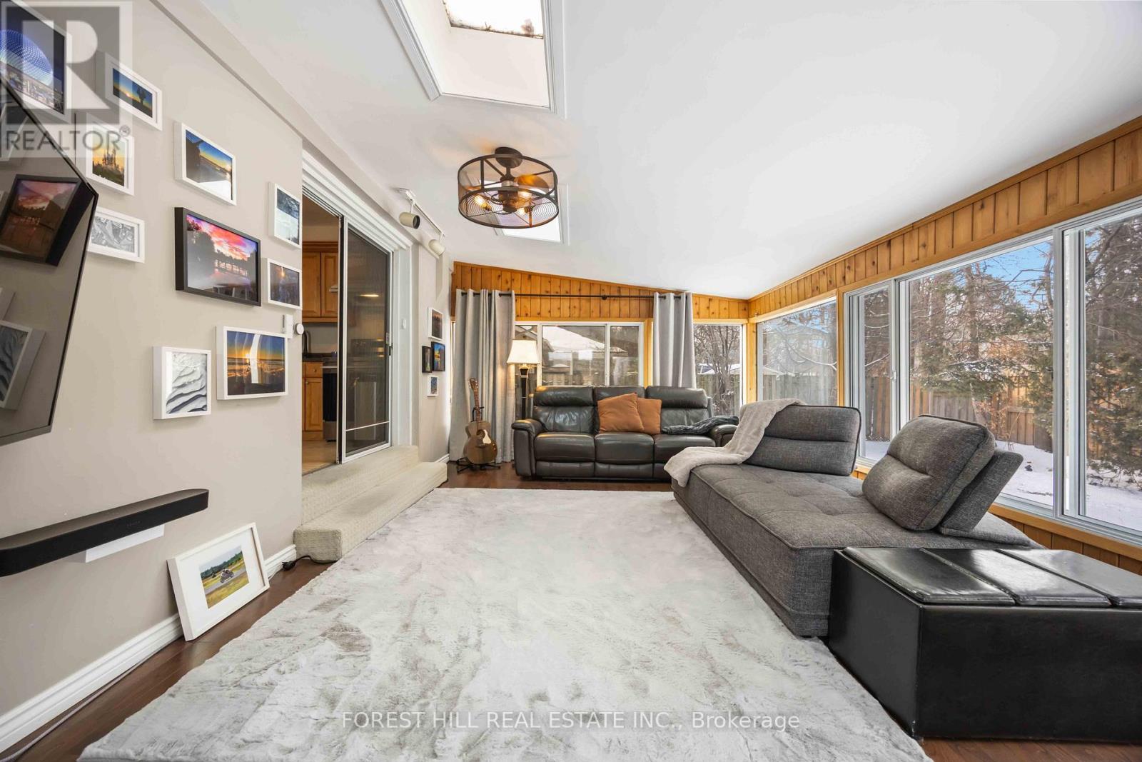 44 ADDISON CRESCENT, Toronto, Ontario