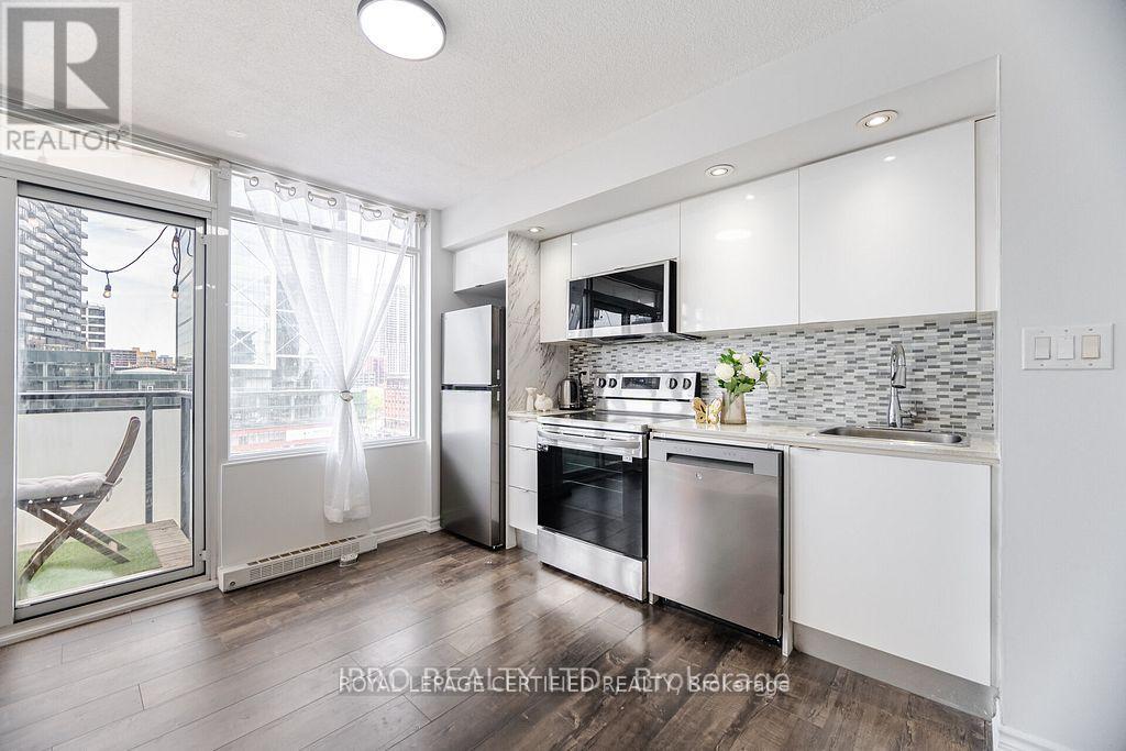 1015 - 25 Telegram Mews, Toronto, Ontario  M5V 3Z1 - Photo 13 - C12921622