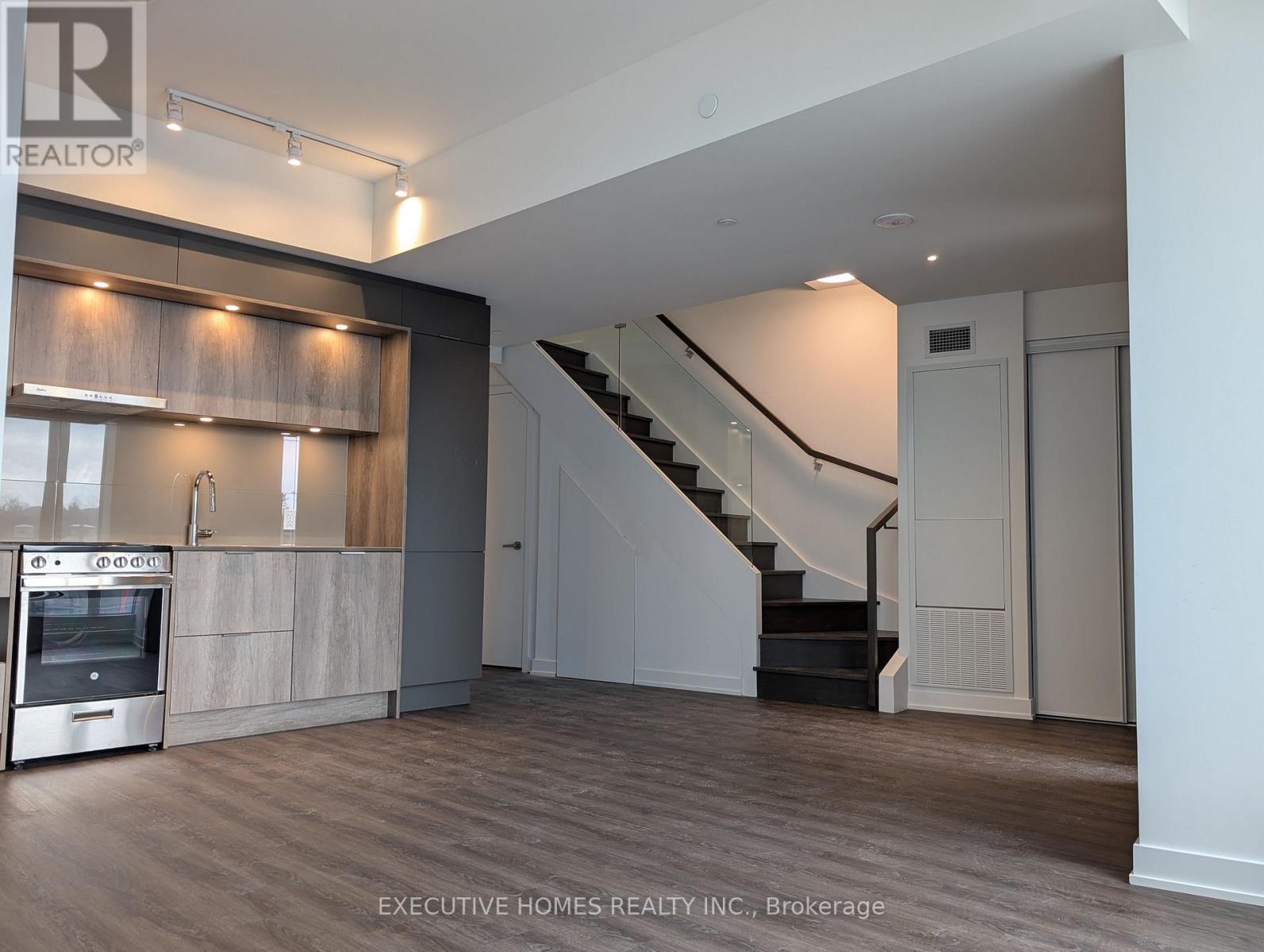 491 Soho Avenue, Mississauga, Ontario  L5B 0K7 - Photo 3 - W12921562