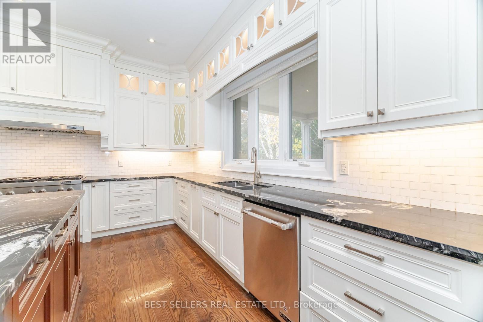 898 Parkland Ave Avenue, Mississauga, Ontario  L5H 3H1 - Photo 16 - W12921574