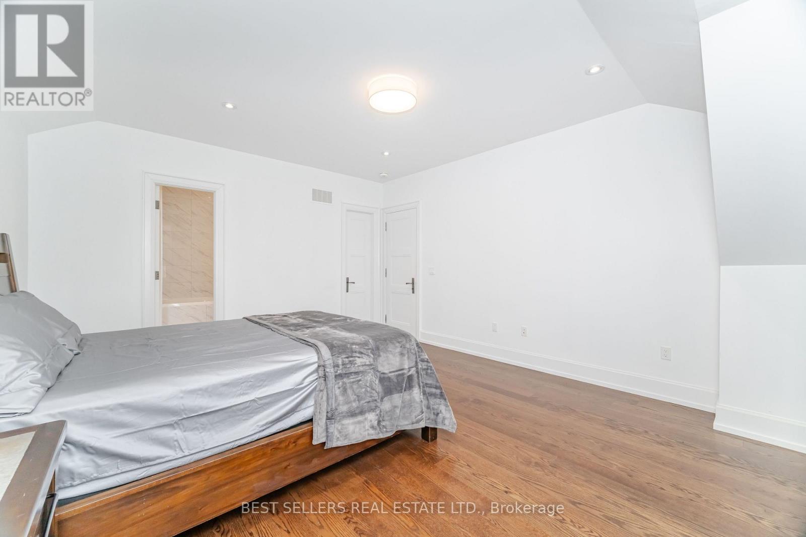 898 Parkland Ave Avenue, Mississauga, Ontario  L5H 3H1 - Photo 32 - W12921574