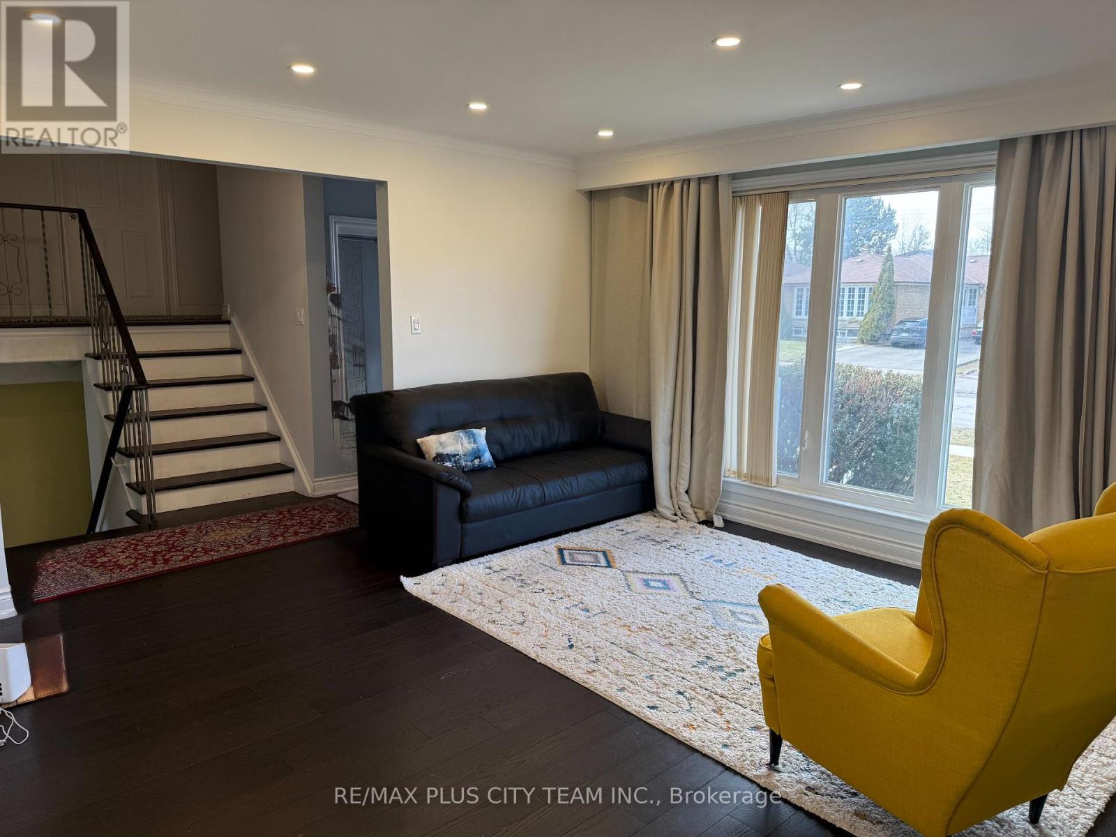 5 Breadner Drive, Toronto, Ontario  M9R 3M3 - Photo 4 - W12854586