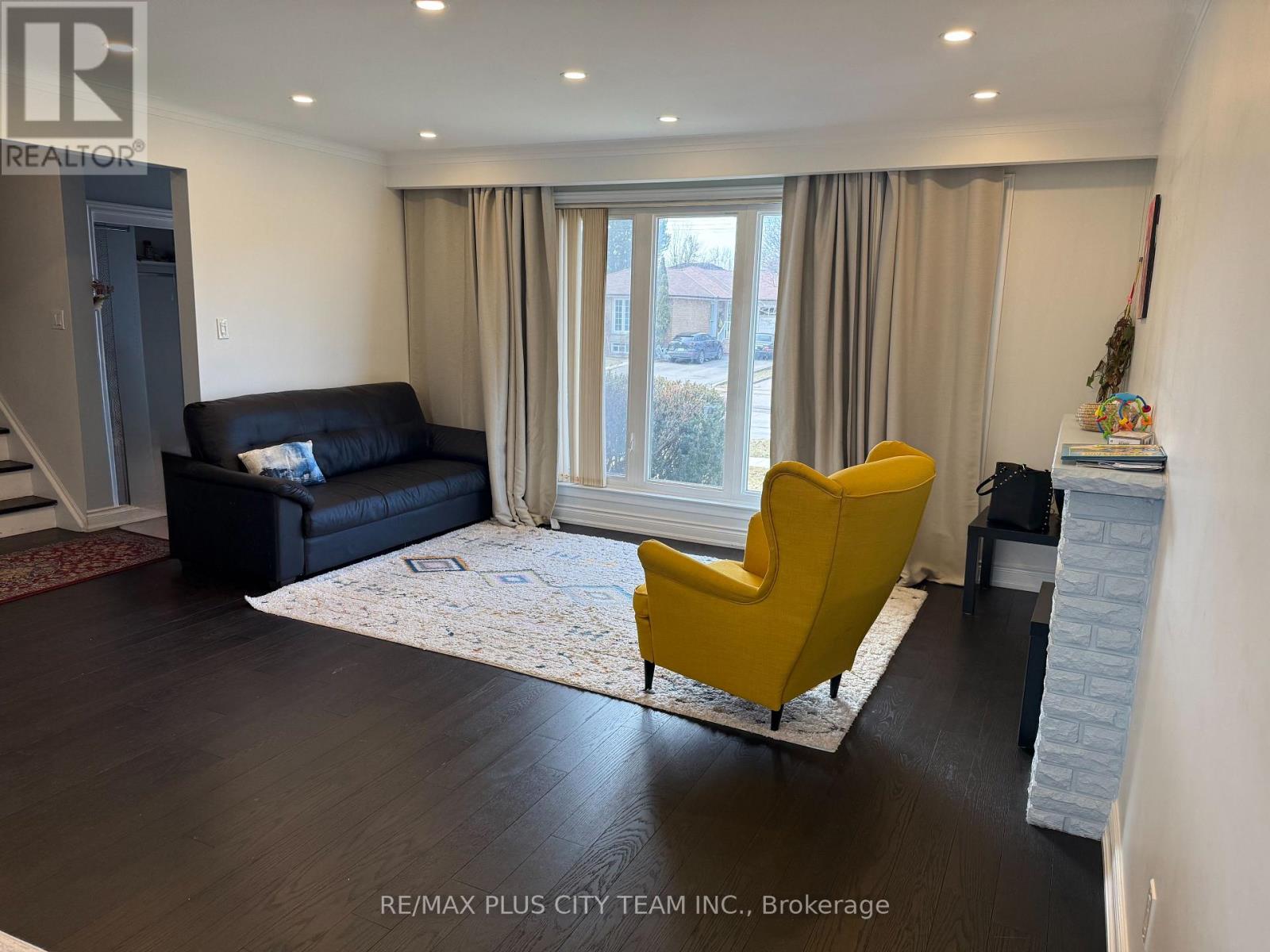 5 Breadner Drive, Toronto, Ontario  M9R 3M3 - Photo 5 - W12854586