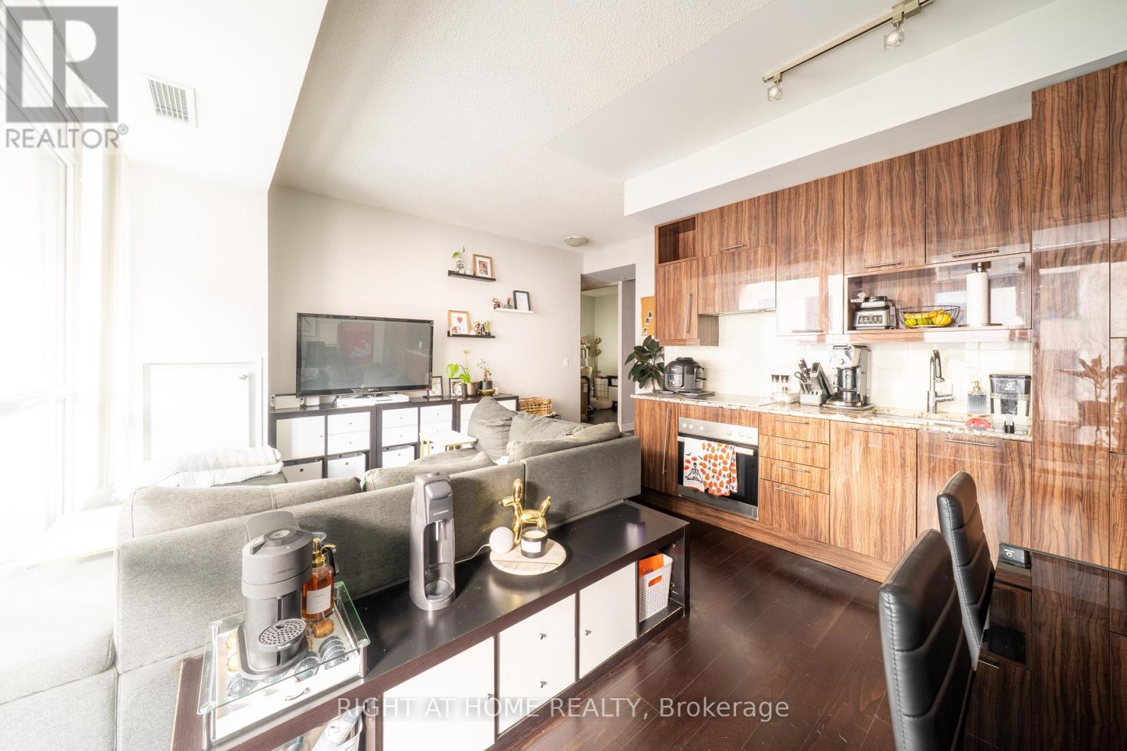 418 - 199 Richmond Street W, Toronto, Ontario  M5V 0H4 - Photo 4 - C12906098