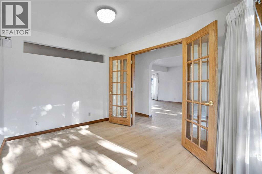 1956 Kelwood Drive SW, Calgary, Alberta  T3E 3Z3 - Photo 5 - A2275340