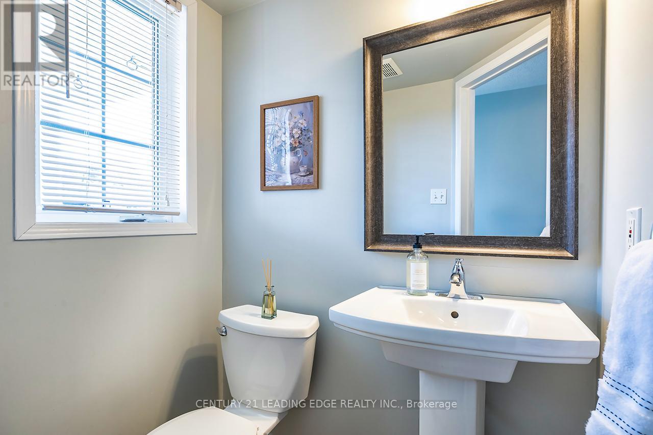 10 Oglevie Drive, Whitby, Ontario  L1R 2Y4 - Photo 5 - E12921784