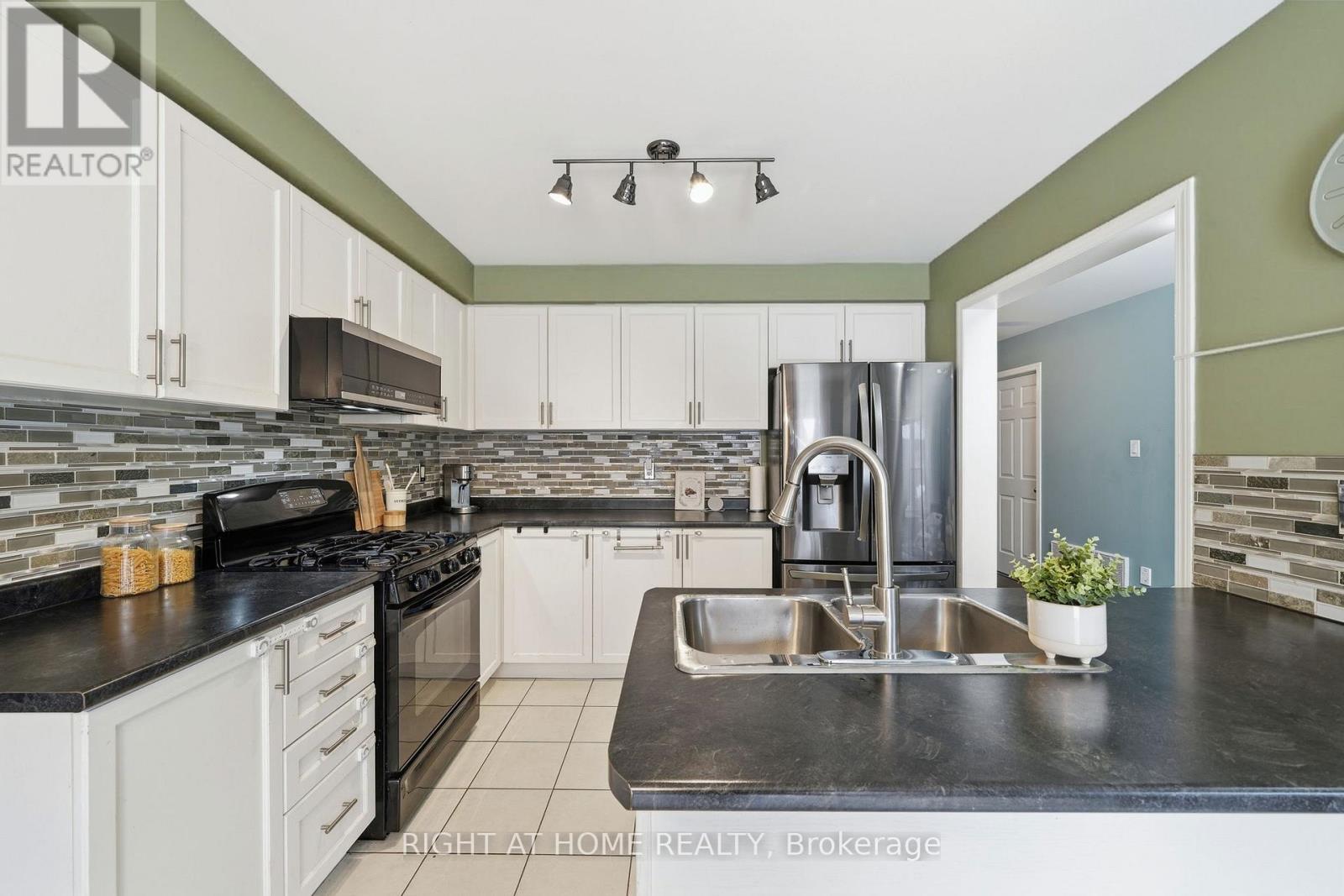 1209 Mary Lou Street, Innisfil, Ontario  L9S 0C2 - Photo 17 - N12921746