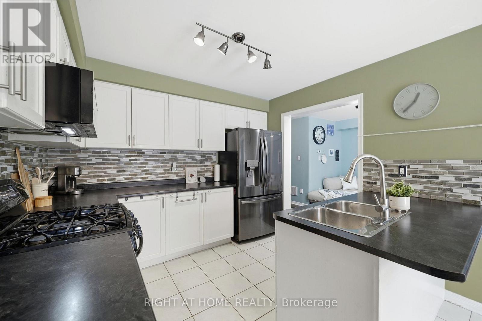 1209 Mary Lou Street, Innisfil, Ontario  L9S 0C2 - Photo 19 - N12921746