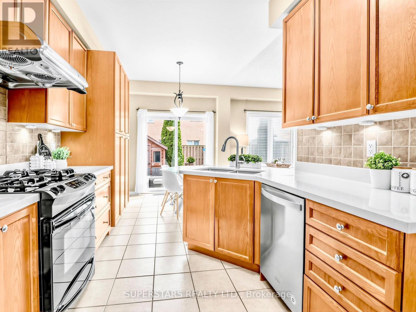 7 Wilcliff Court, Markham, Ontario  L6E 2E5 - Photo 10 - N12921758