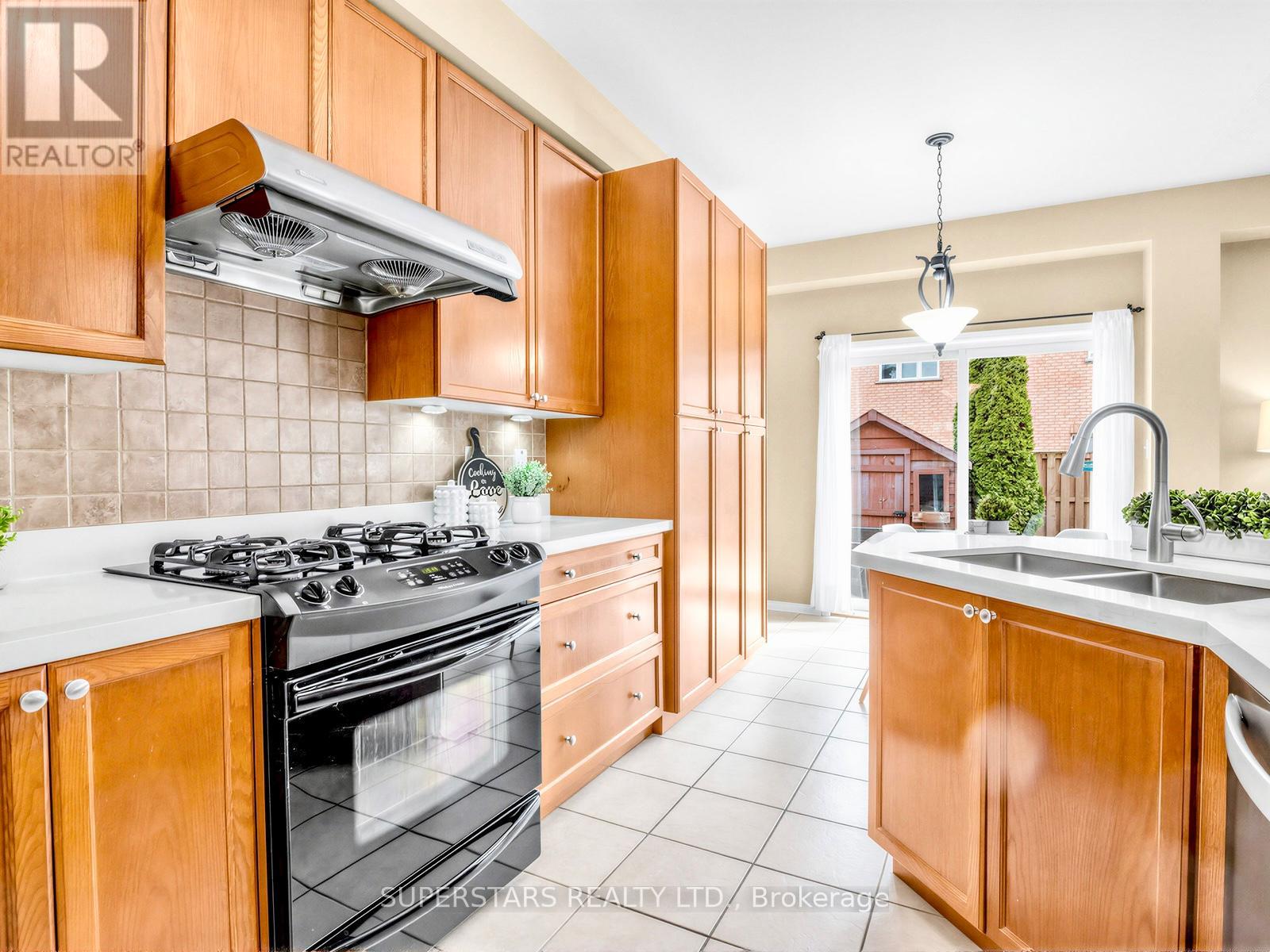 7 Wilcliff Court, Markham, Ontario  L6E 2E5 - Photo 9 - N12921758