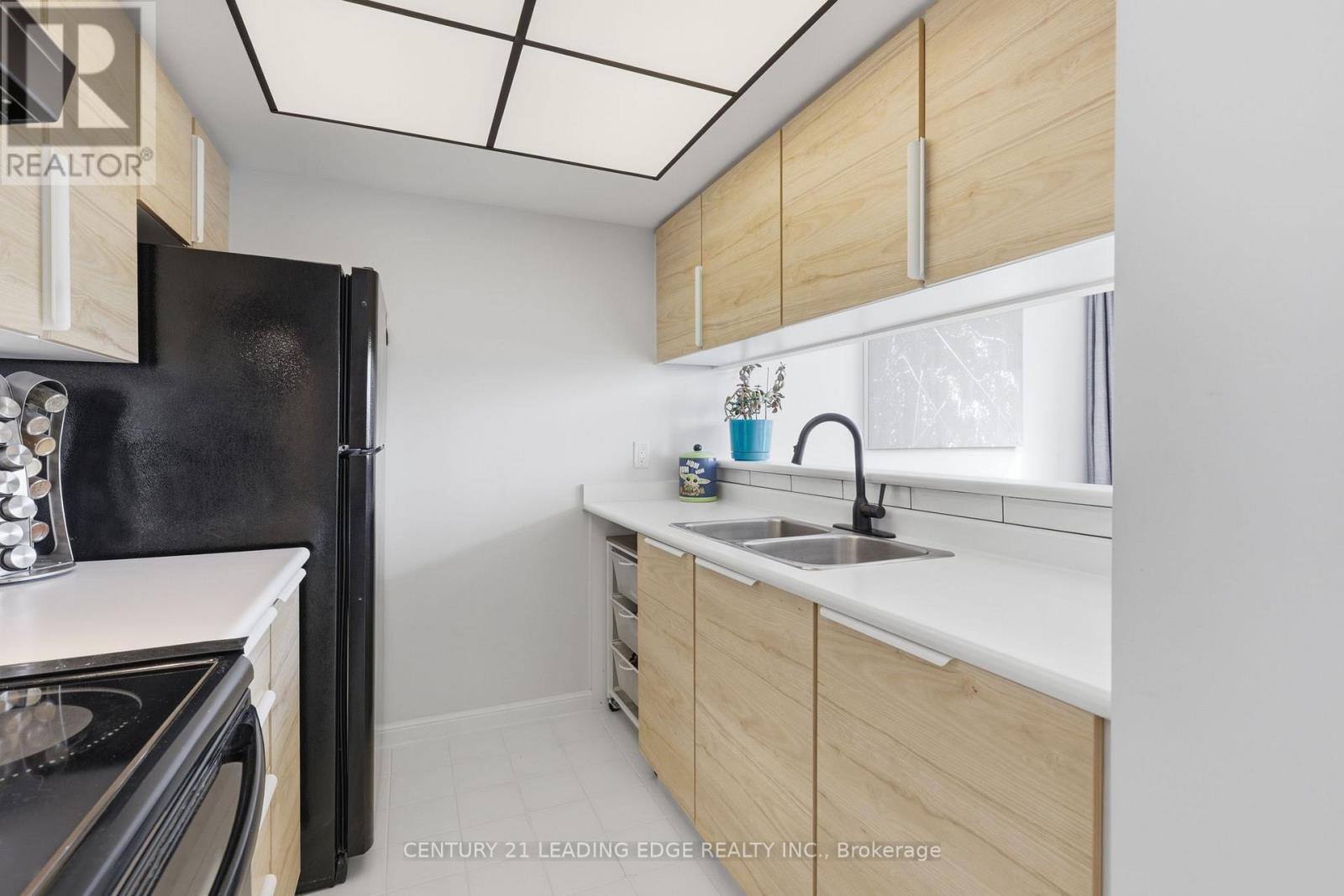 1102 - 75 Ellen Street, Barrie, Ontario L4N 7R6 - Photo 4 - S12918174