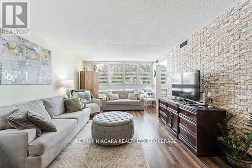 210 - 5100 Dorchester Road, Niagara Falls, Ontario  L2E 7H4 - Photo 5 - X12921706