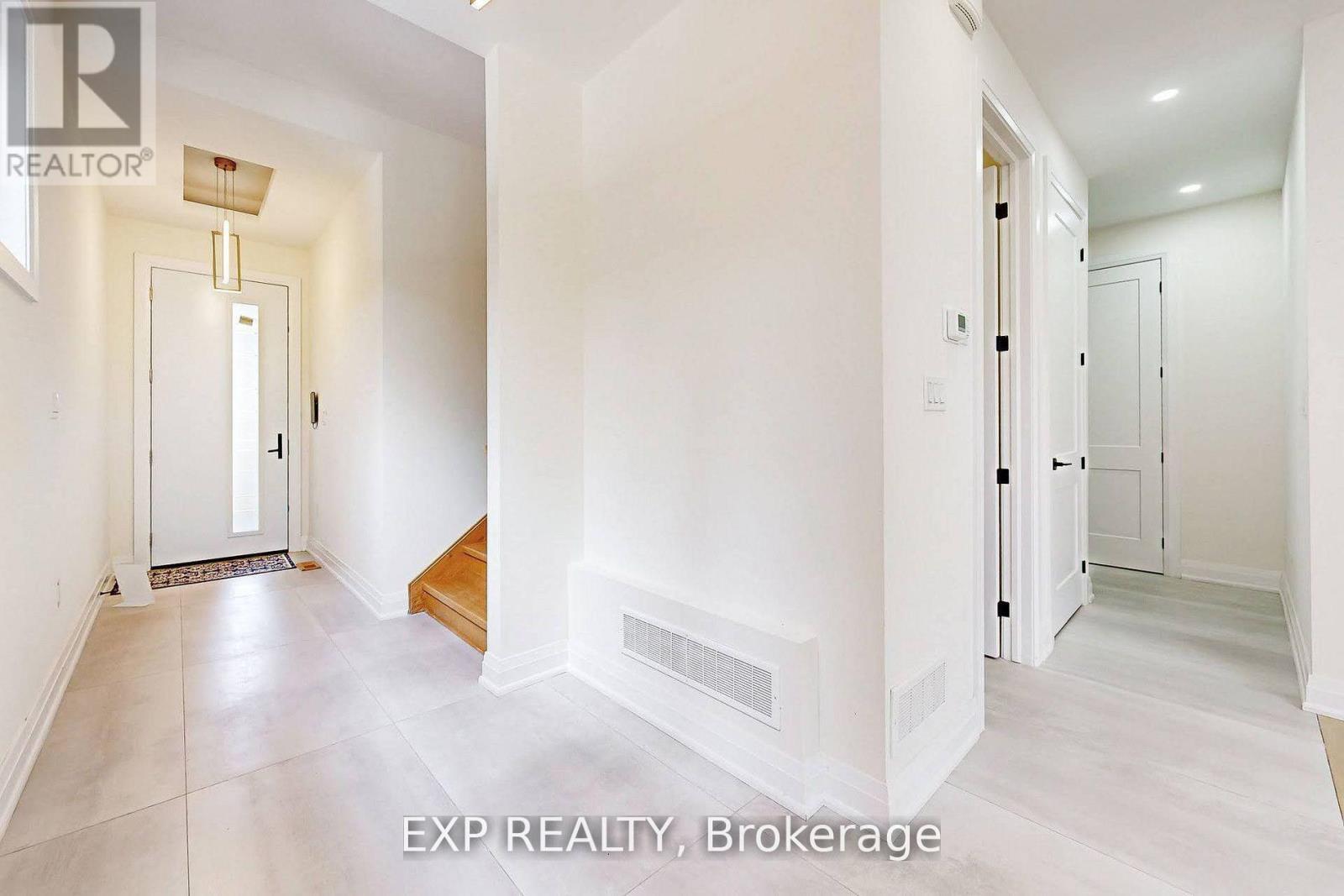 768 Montbeck Crescent, Mississauga, Ontario  L5G 1P3 - Photo 4 - W12921794