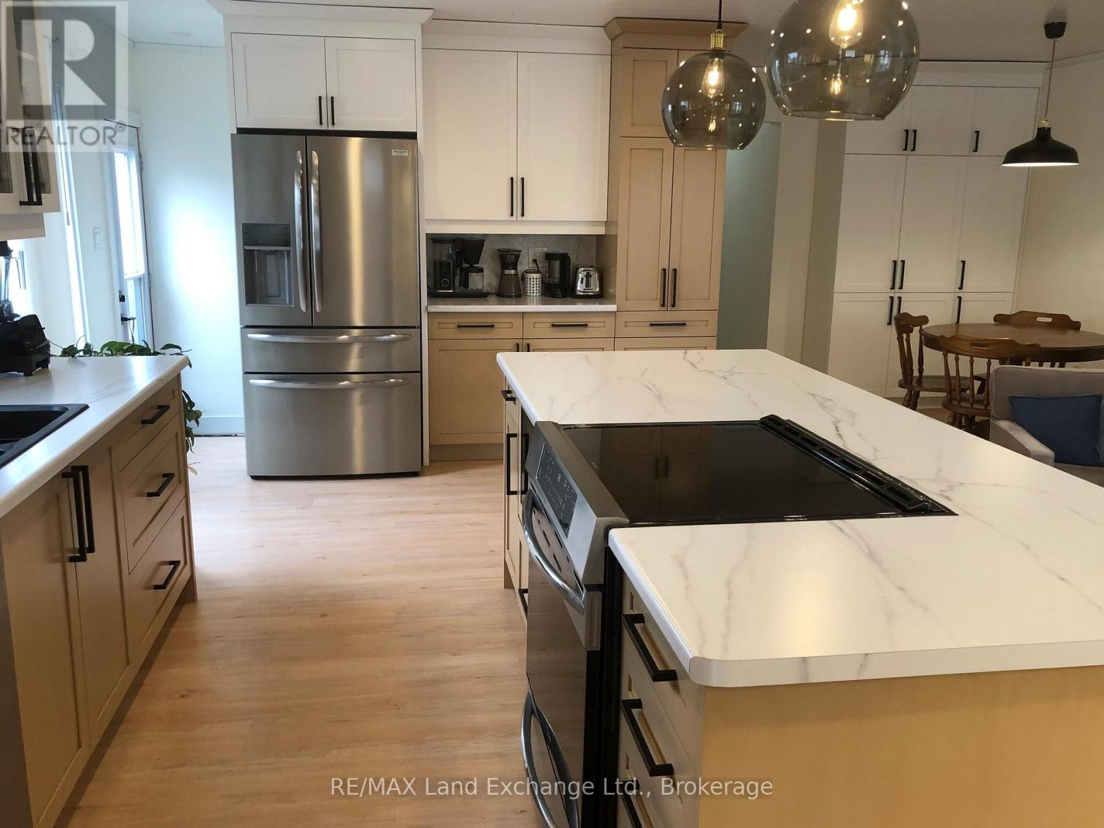 682 Kennard Crescent, Kincardine, Ontario N2Z 1T3 - Photo 2 - X12917748