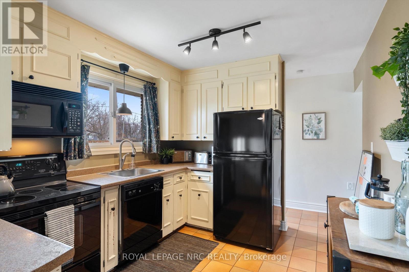 24 Valerie Drive, St. Catharines, Ontario  L2T 3G5 - Photo 4 - X12921798