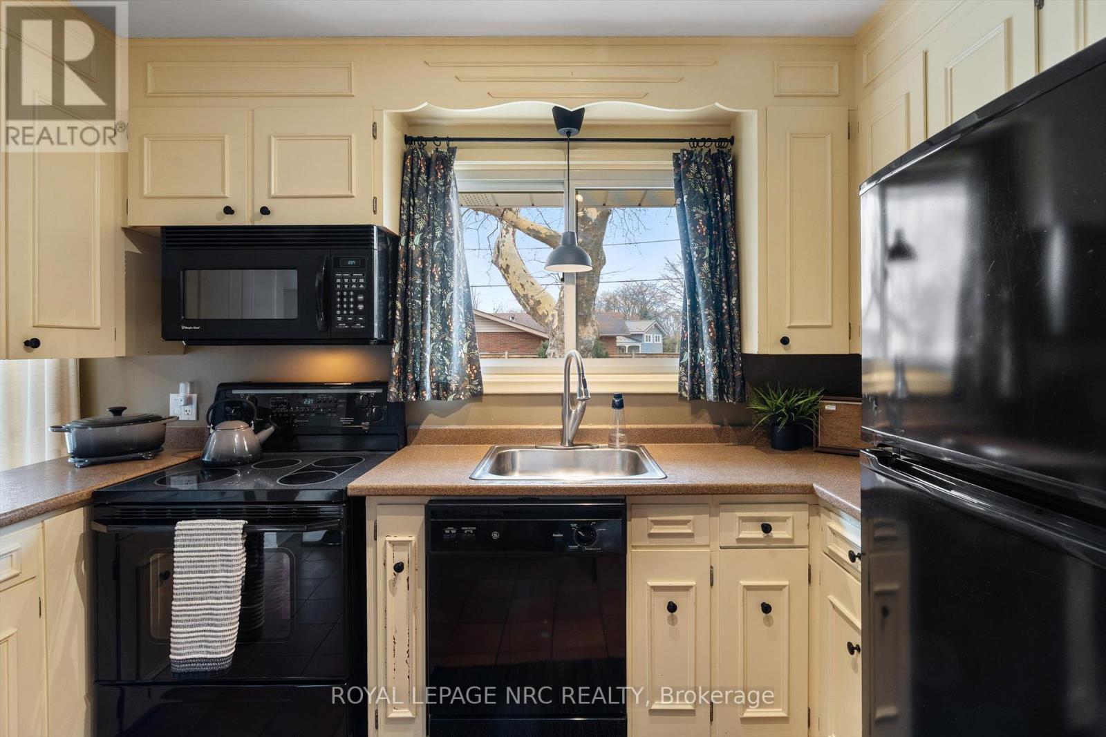 24 Valerie Drive, St. Catharines, Ontario  L2T 3G5 - Photo 5 - X12921798