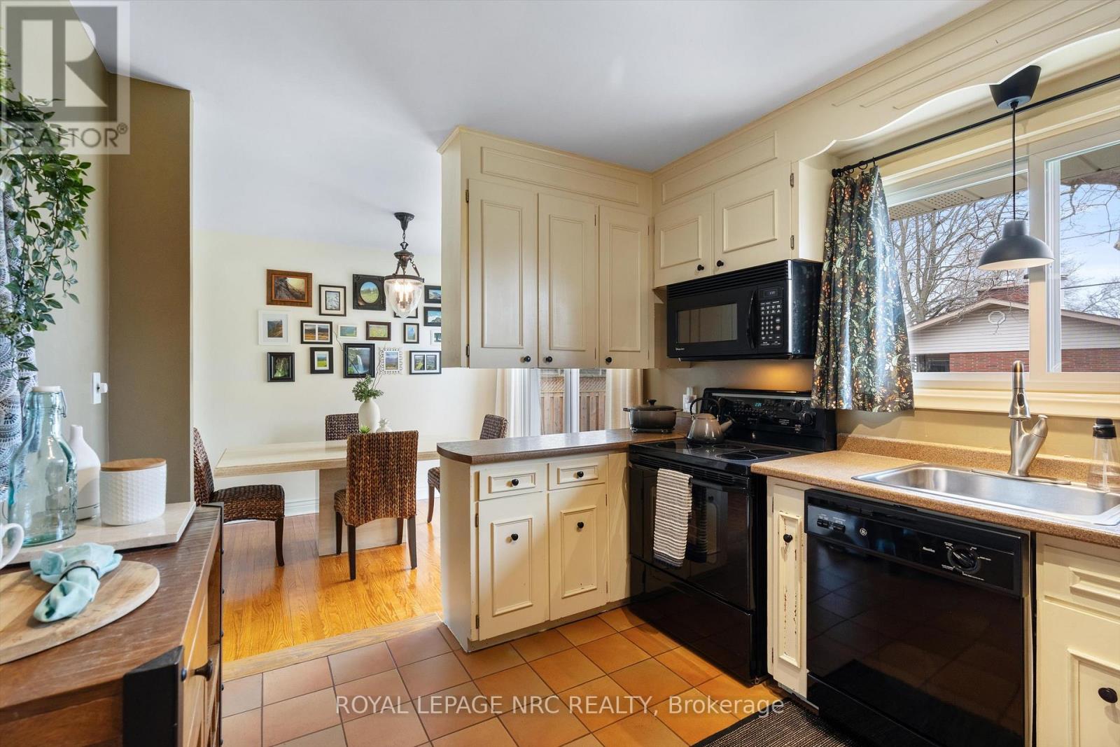 24 Valerie Drive, St. Catharines, Ontario  L2T 3G5 - Photo 6 - X12921798