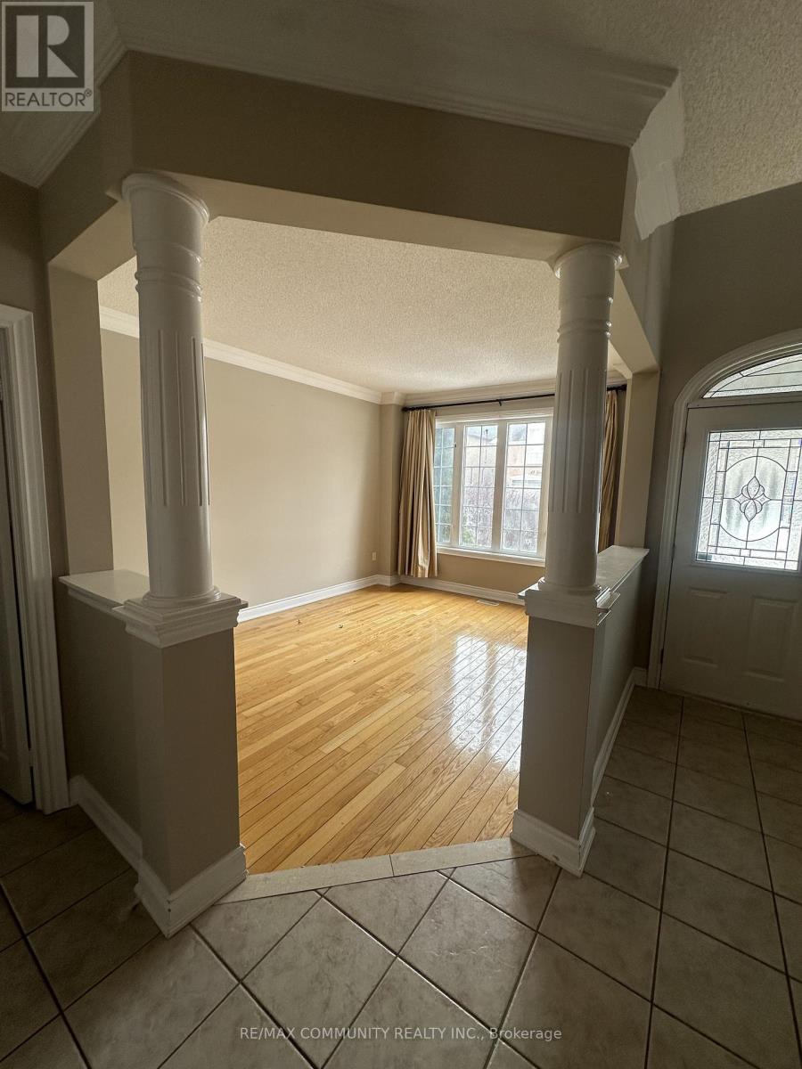 40 Grand Oak Drive, Richmond Hill, Ontario  L4E 3Z9 - Photo 9 - N12826956