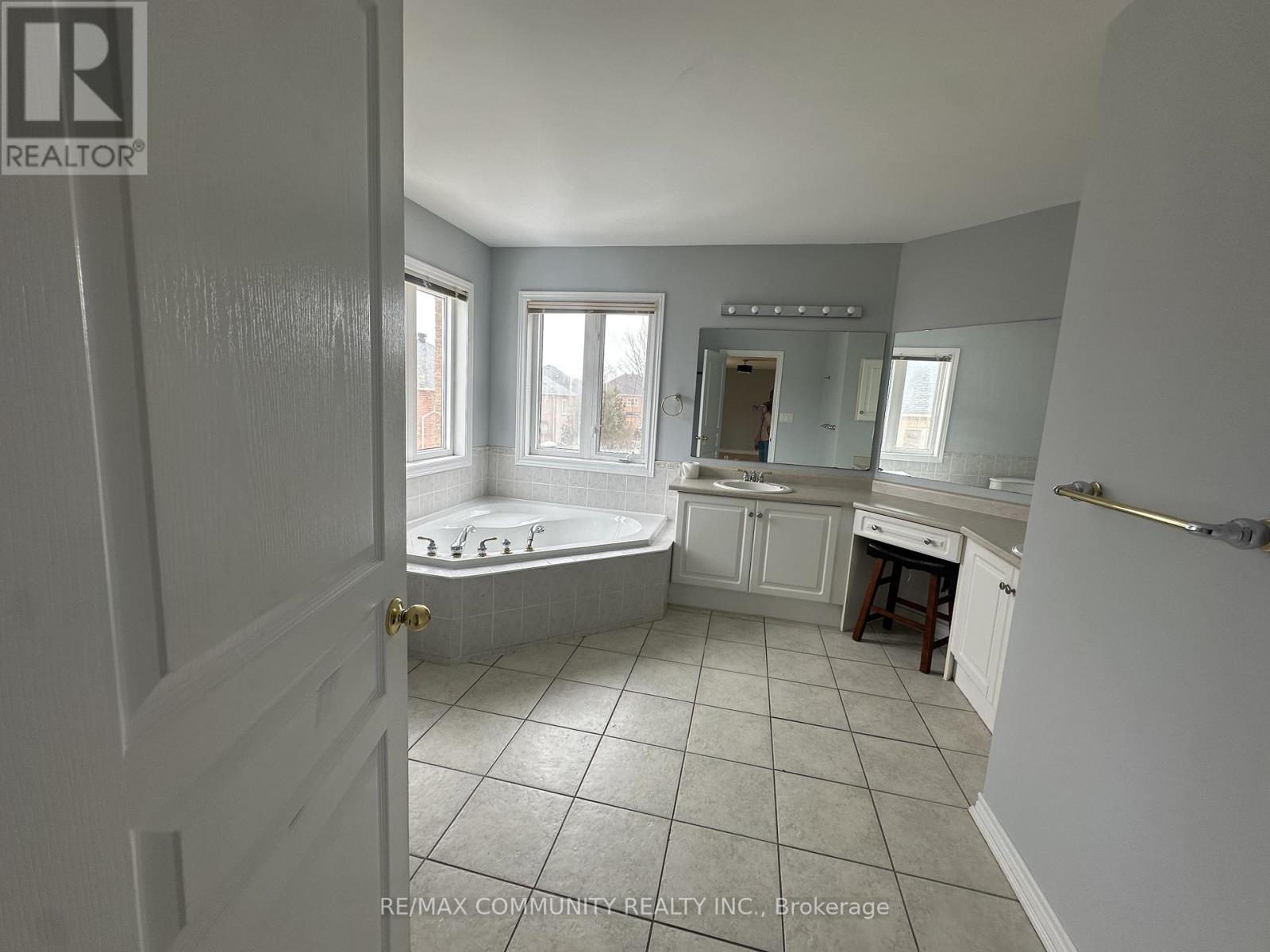 40 Grand Oak Drive, Richmond Hill, Ontario  L4E 3Z9 - Photo 10 - N12826956