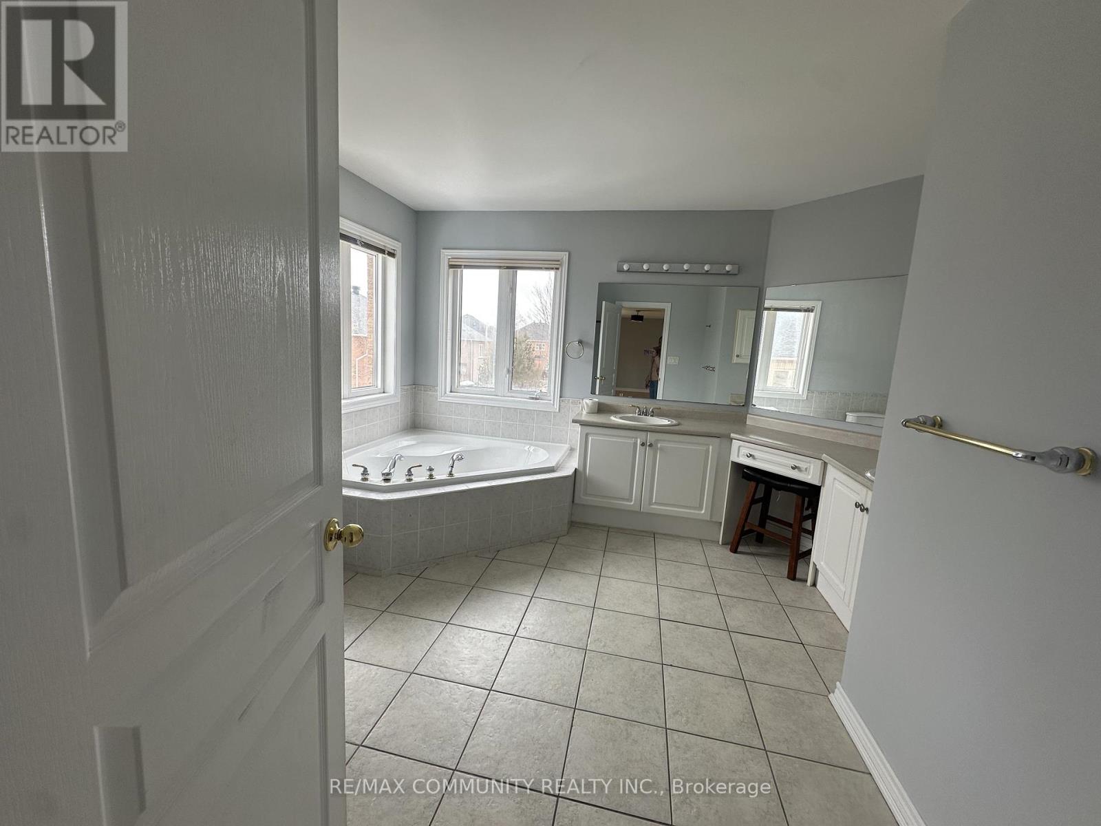 40 Grand Oak Drive, Richmond Hill, Ontario  L4E 3Z9 - Photo 23 - N12826956