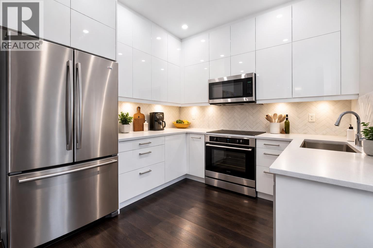 158 W 22nd Street, North Vancouver, British Columbia  V7M 1Z9 - Photo 3 - R3103780