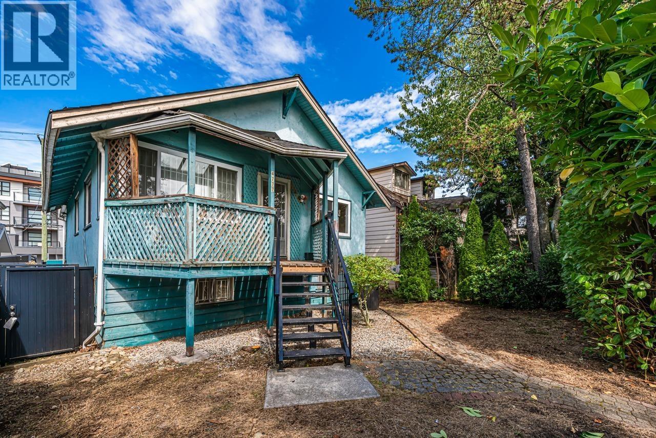 4777 Pender Street, Burnaby, British Columbia  V5C 2N4 - Photo 2 - R3103765