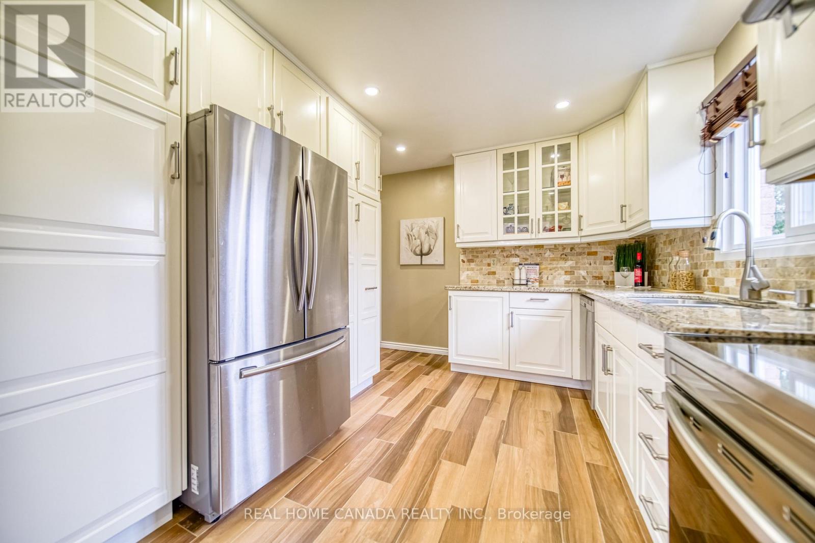 6051 Fullerton Crescent, Mississauga, Ontario L5N 3A3 - Photo 13 - W12917658