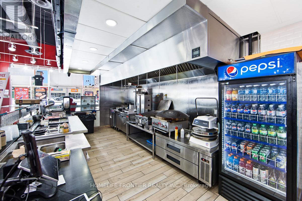 642 Yonge Street, Barrie, Ontario  L4N 4E6 - Photo 2 - S12921826