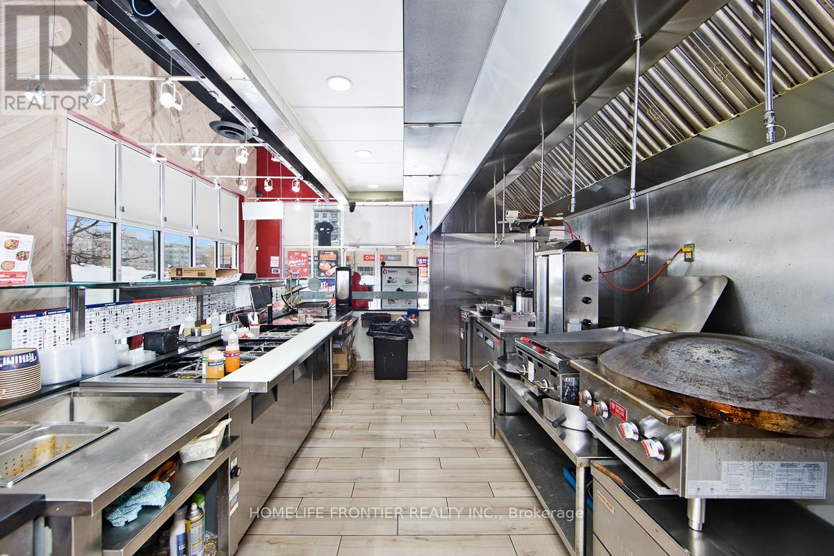 642 Yonge Street, Barrie, Ontario  L4N 4E6 - Photo 3 - S12921826