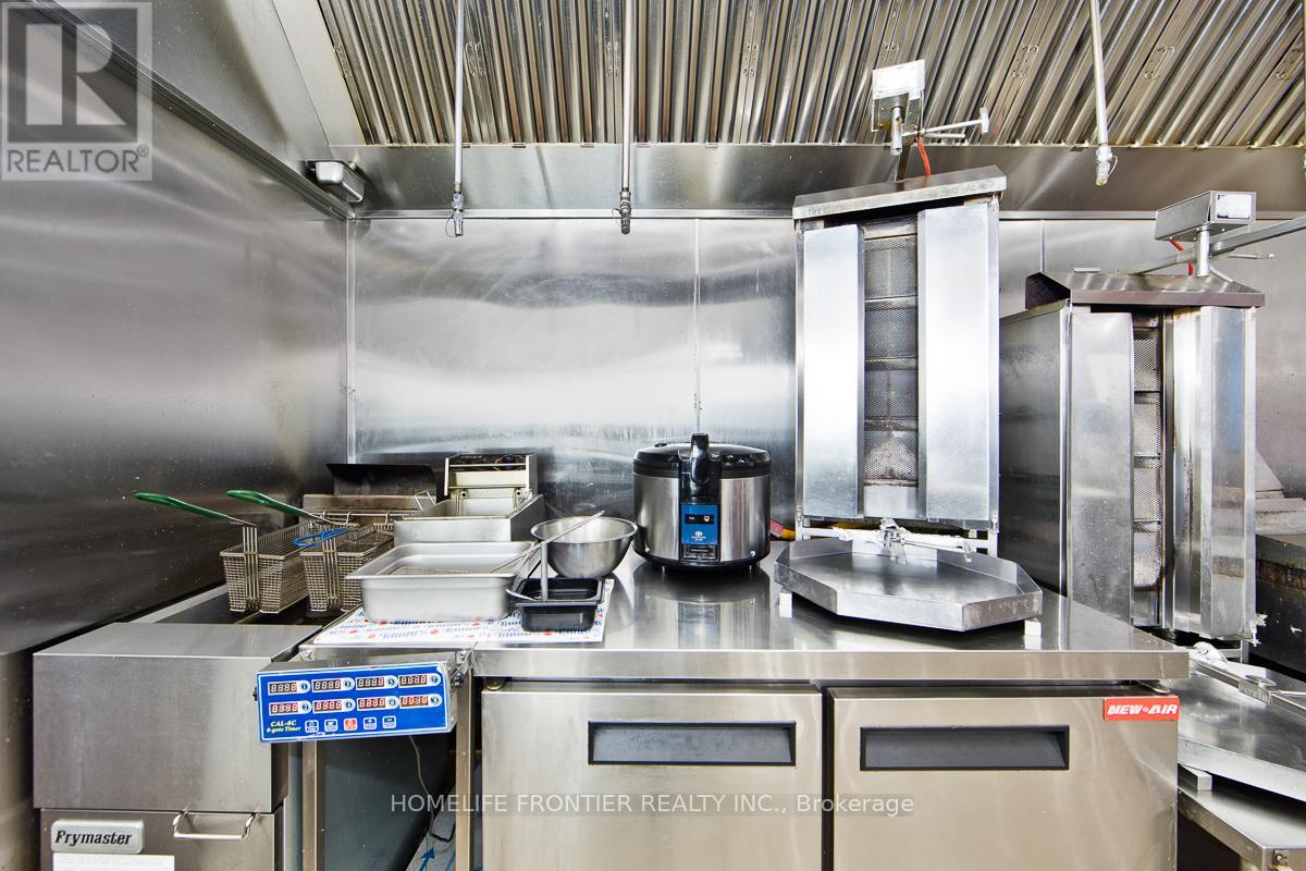 642 Yonge Street, Barrie, Ontario  L4N 4E6 - Photo 4 - S12921826